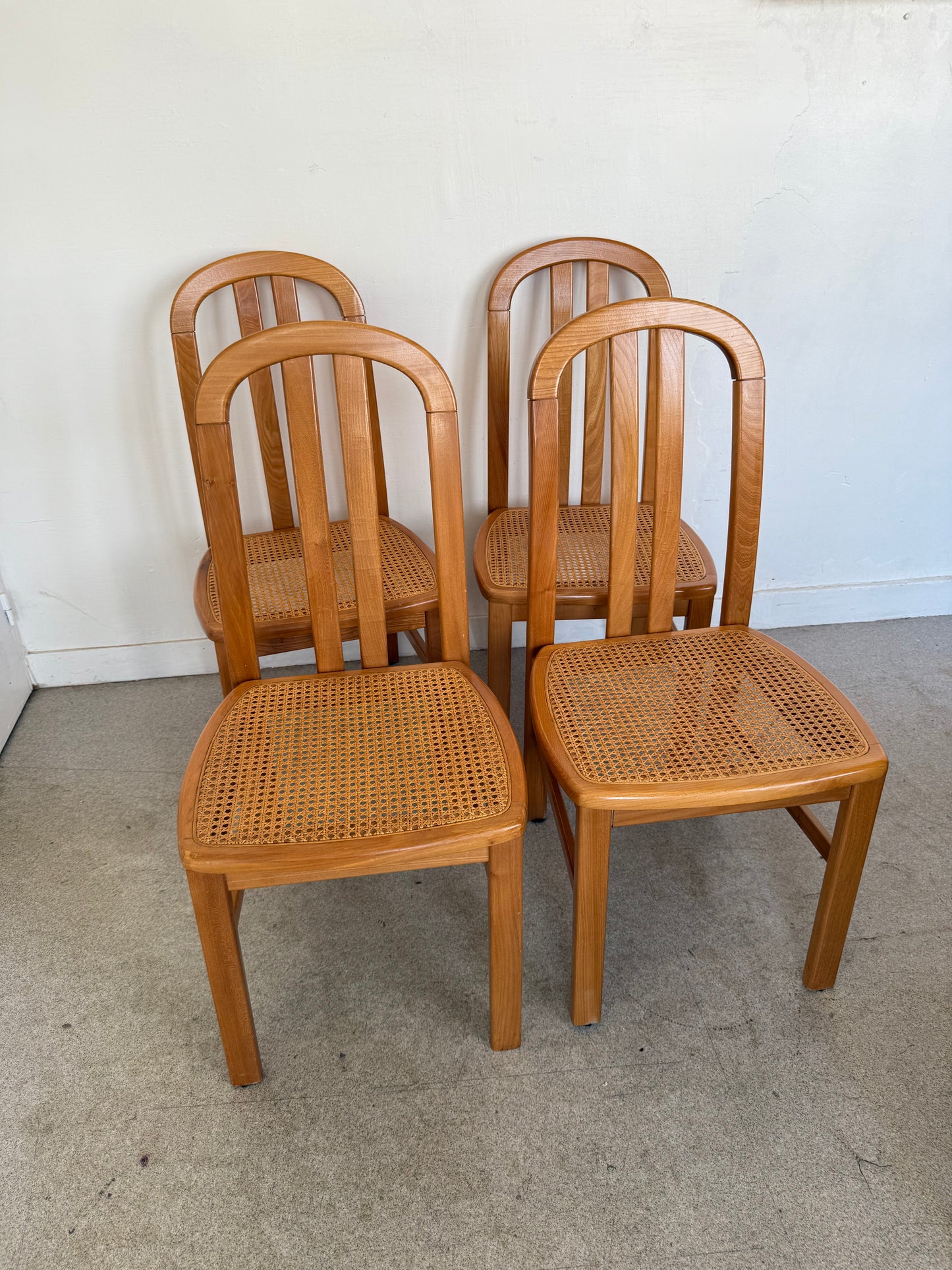 Lot de 4 chaises vintage en orme massif et cannage