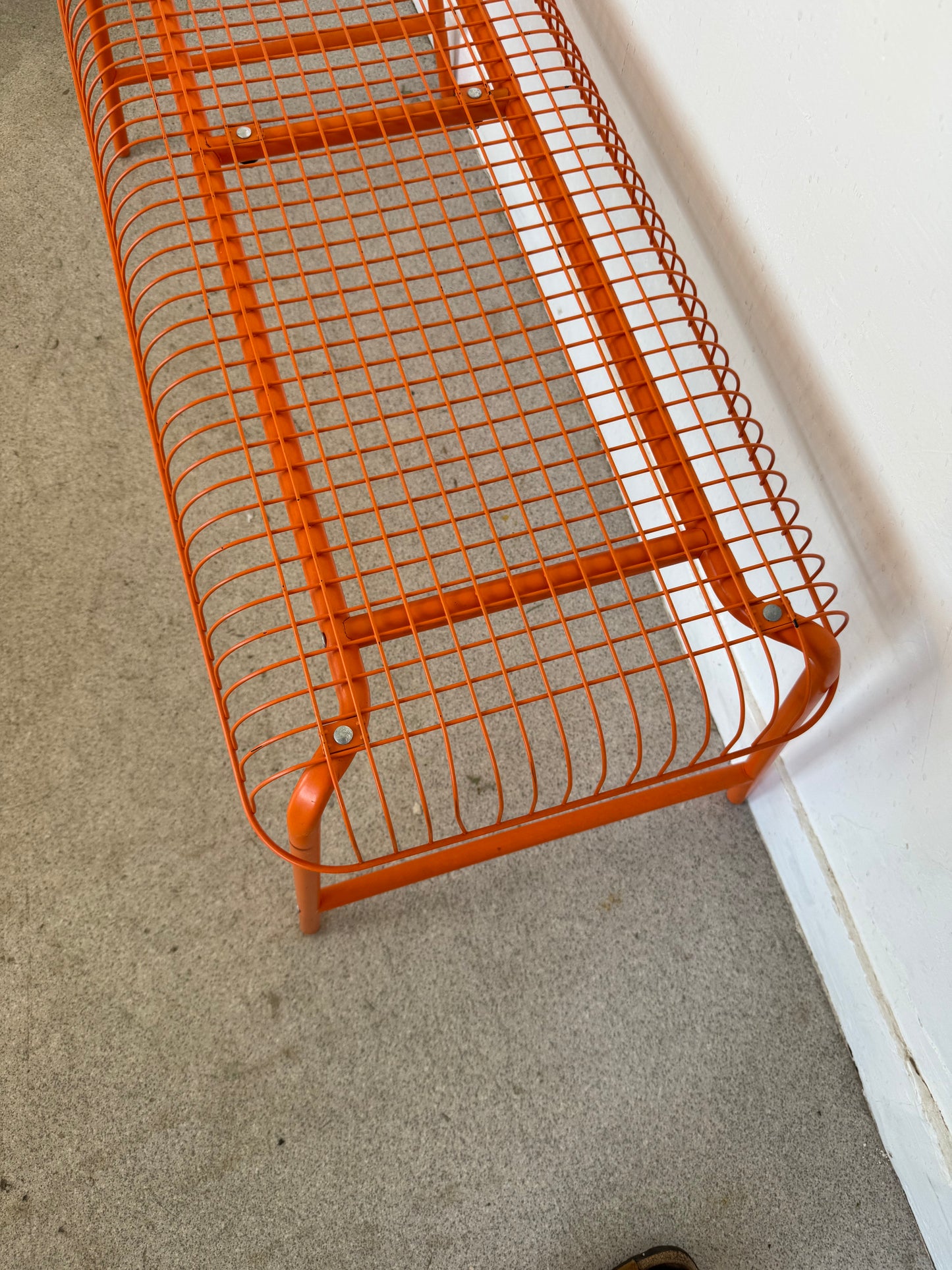 Banc IKEA modèle Vasteron en métal laqué orange