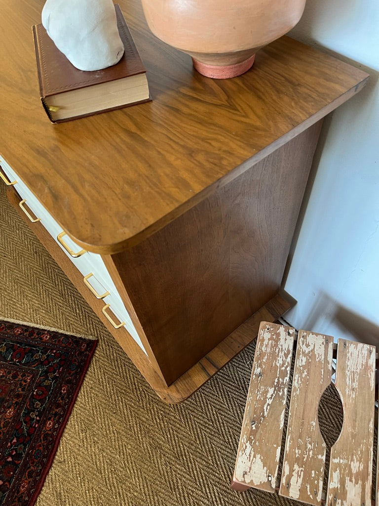 Commode vintage pieds fuseaux