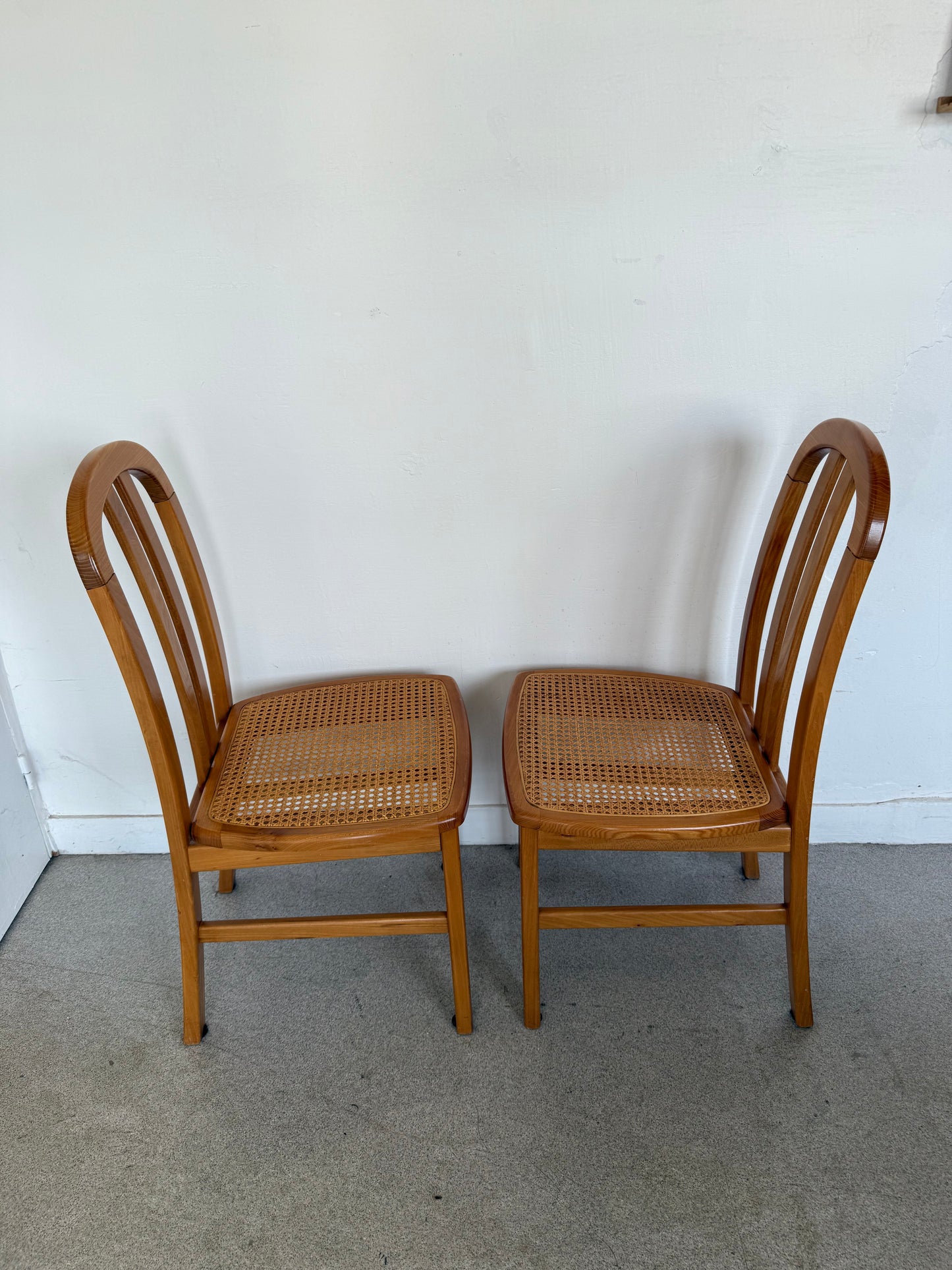 Lot de 4 chaises vintage en orme massif et cannage
