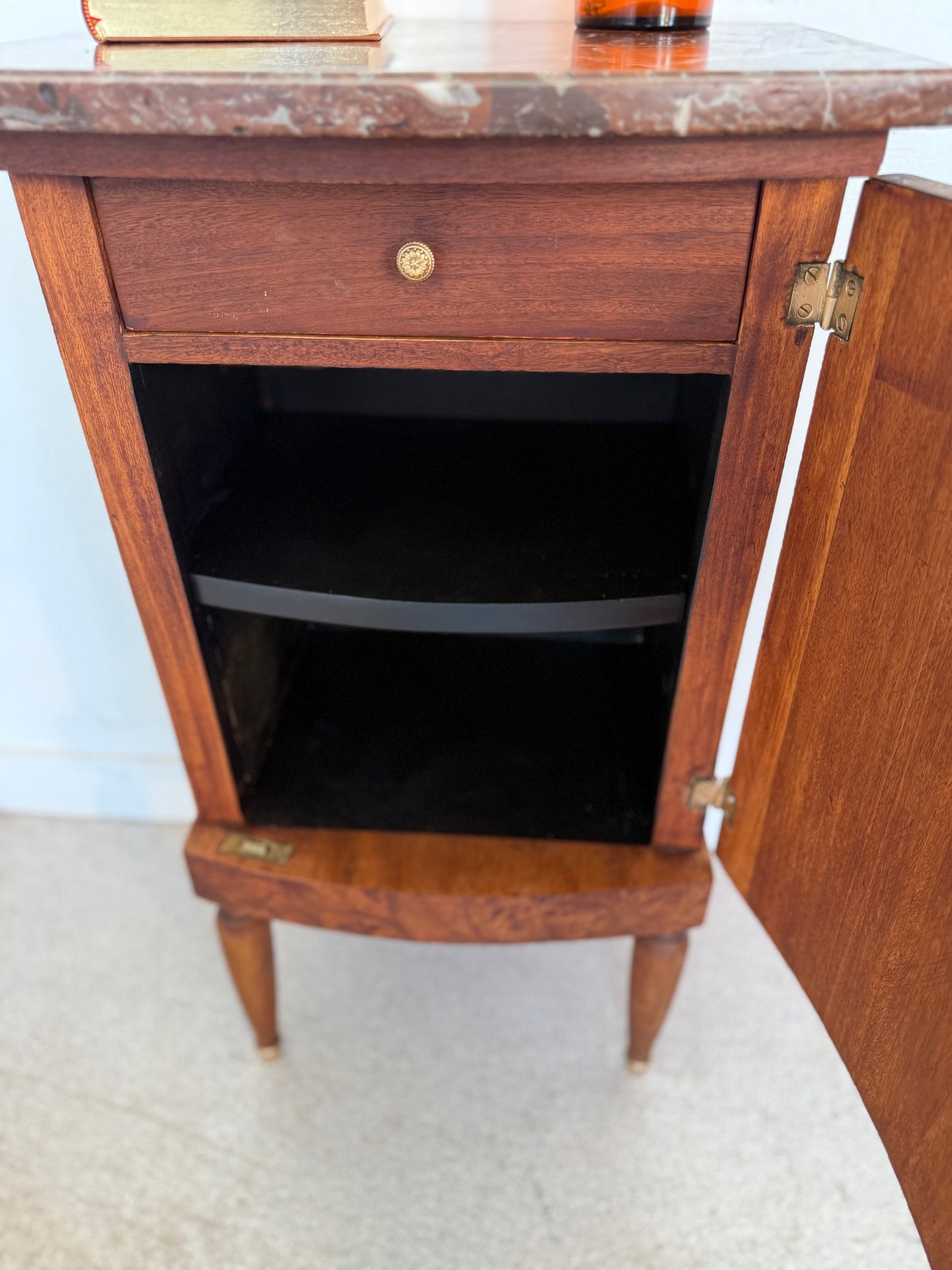 Meuble de chevet / appoint style Louis XVI marqueterie et loupe