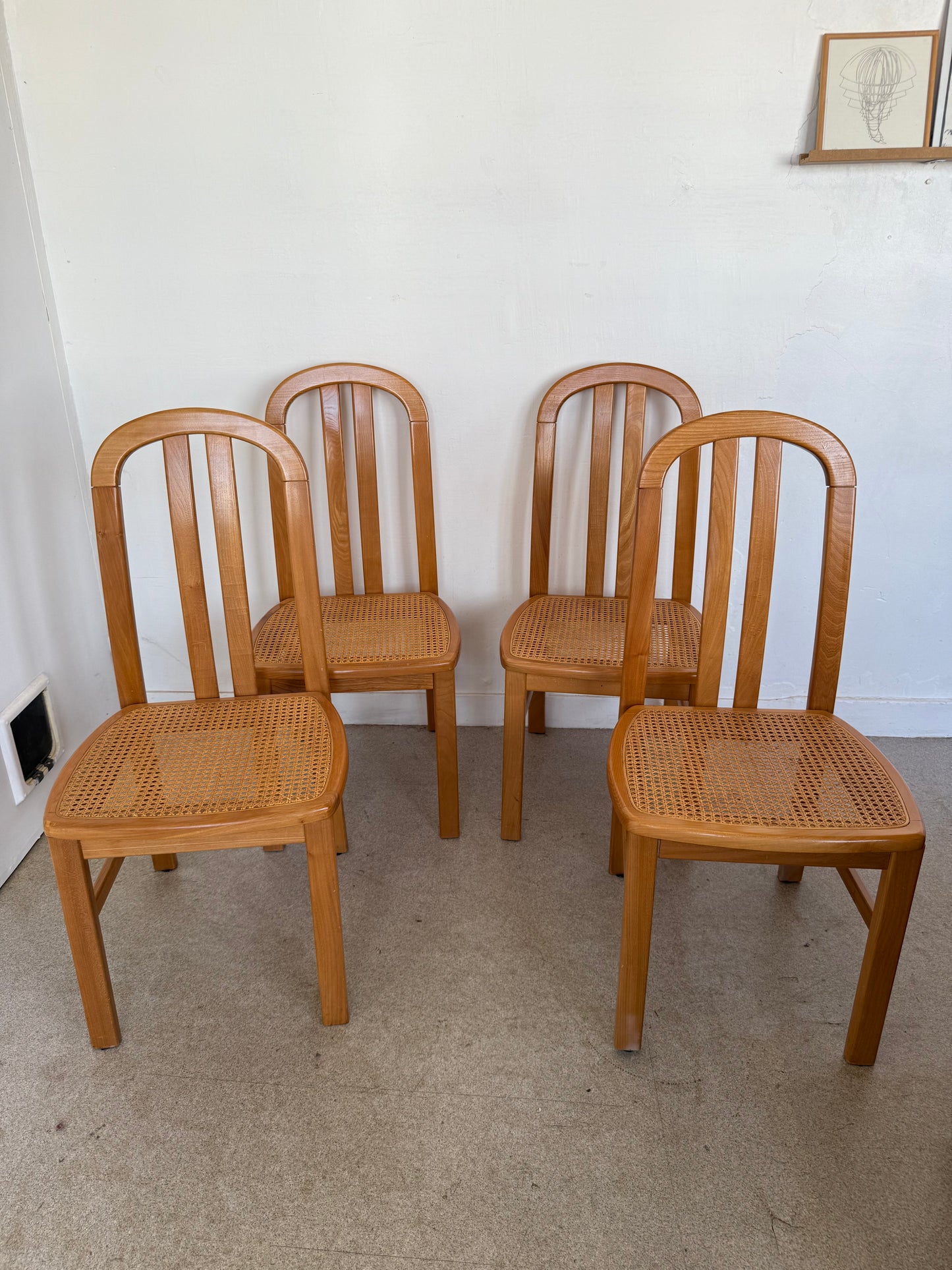 Lot de 4 chaises vintage en orme massif et cannage