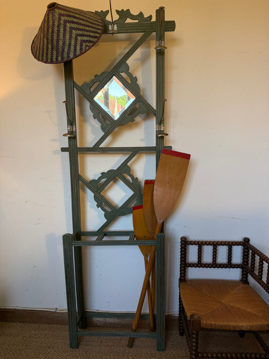 Porte manteau en bois art déco patiné vert