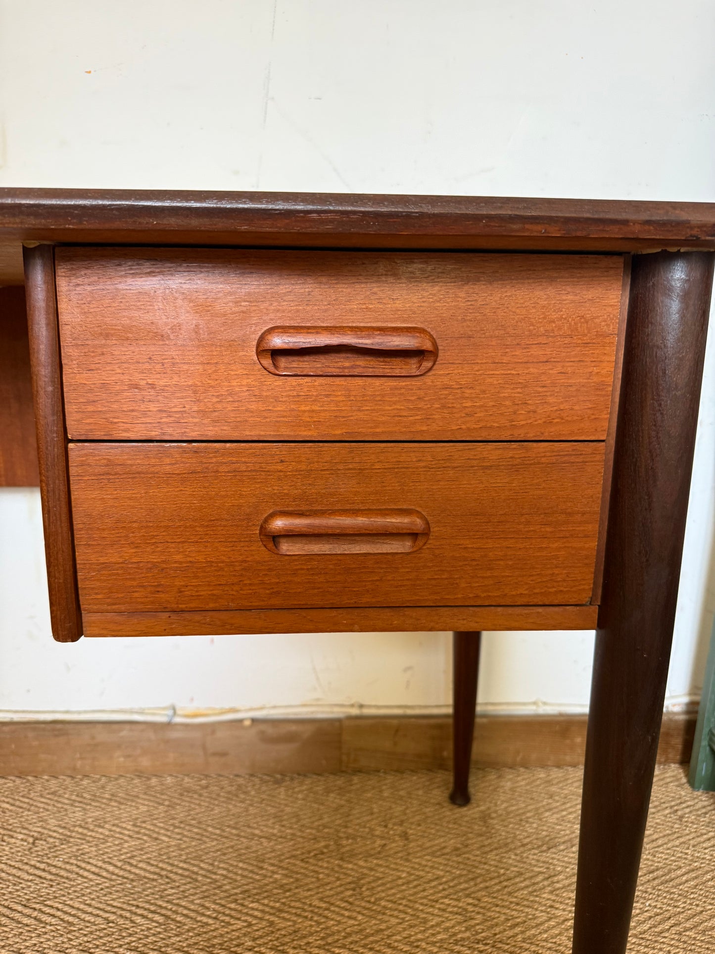 Bureau vintage style scandinave pieds fuselés
