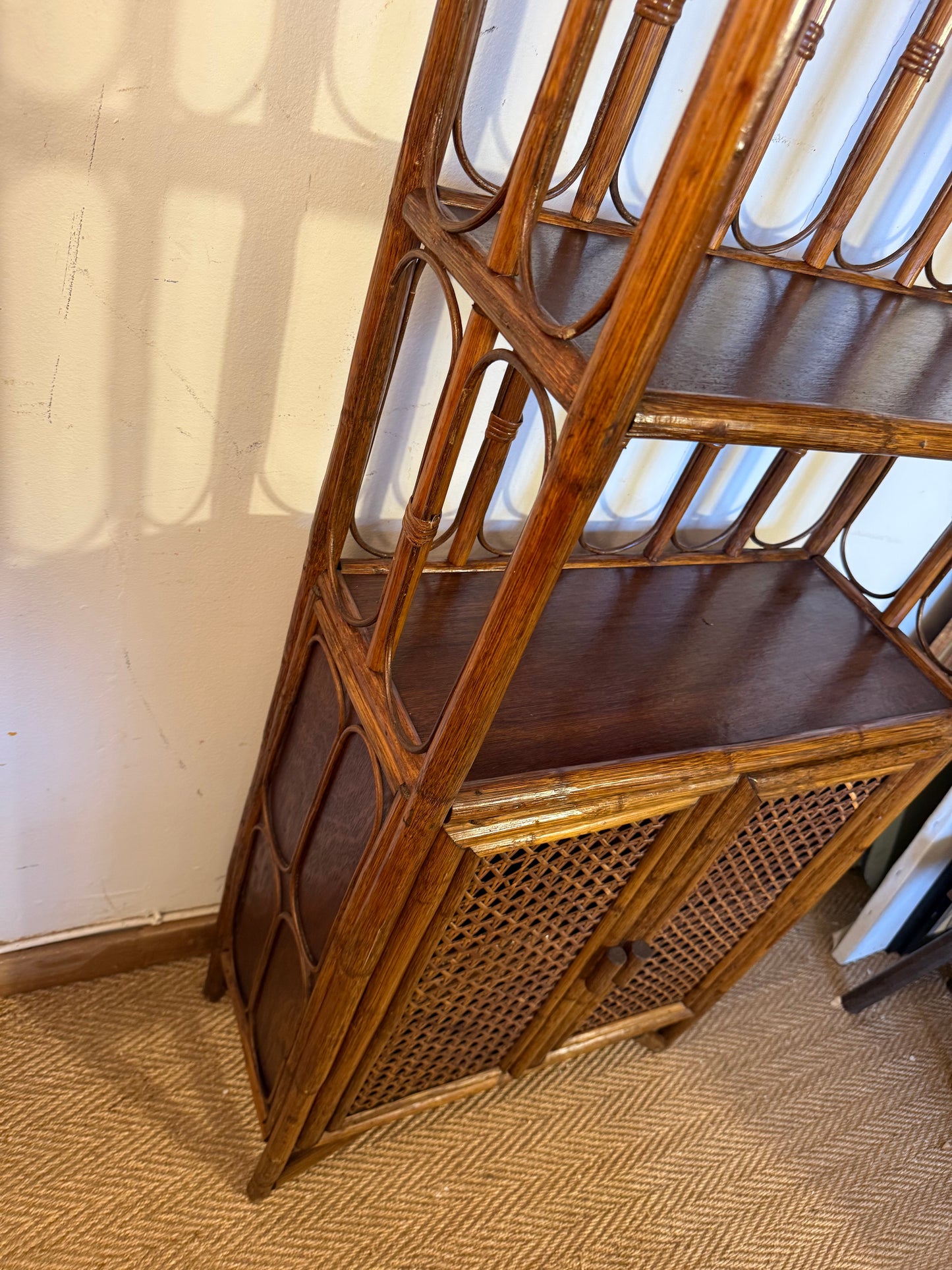 Bibliothèque étagère vintage en rotin et cannage