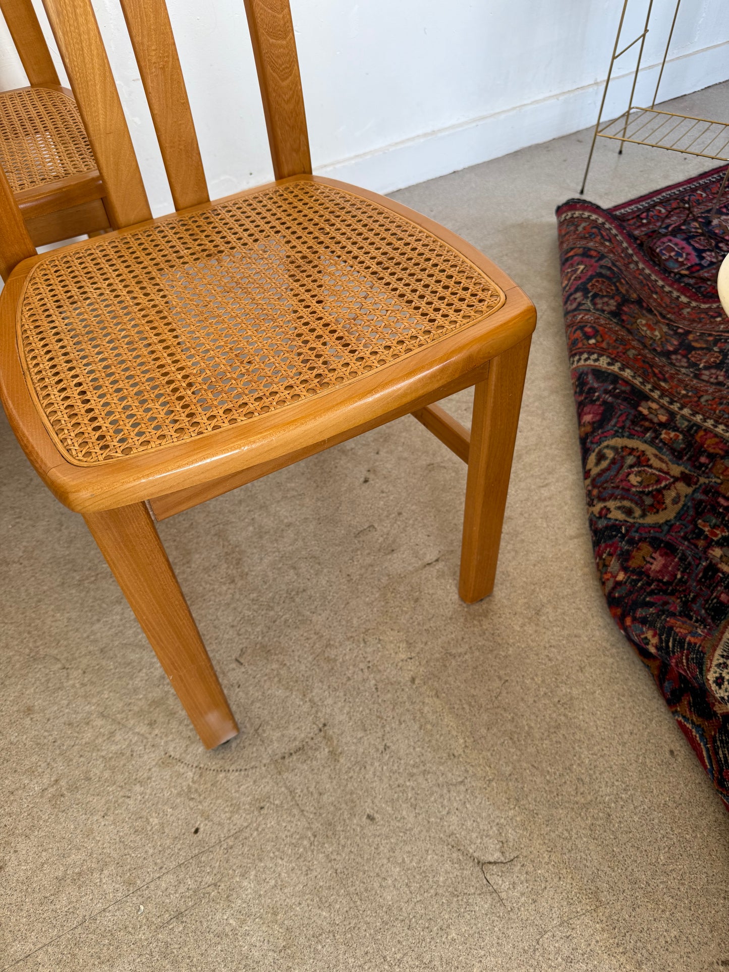 Lot de 4 chaises vintage en orme massif et cannage