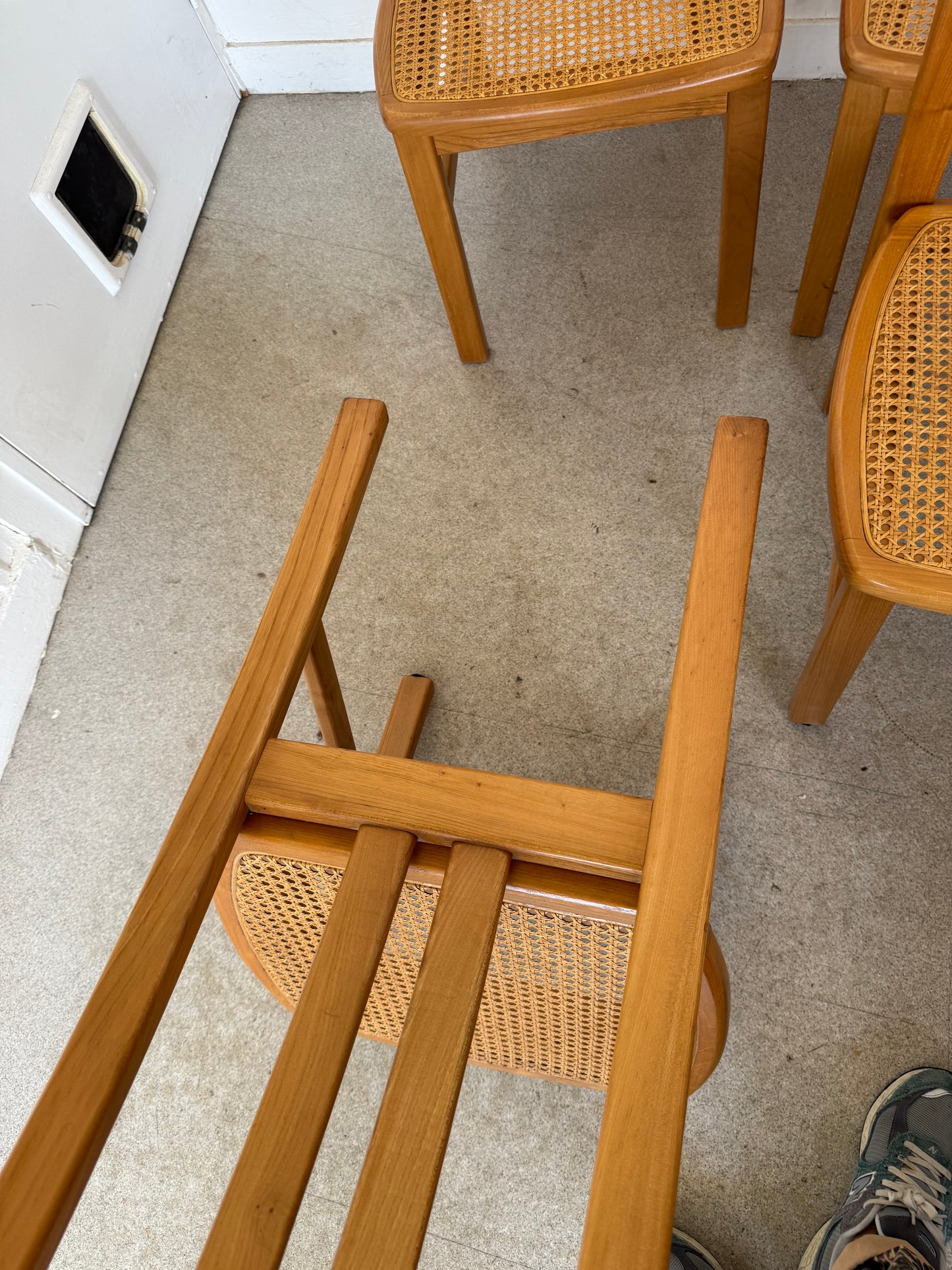 Lot de 4 chaises vintage en orme massif et cannage