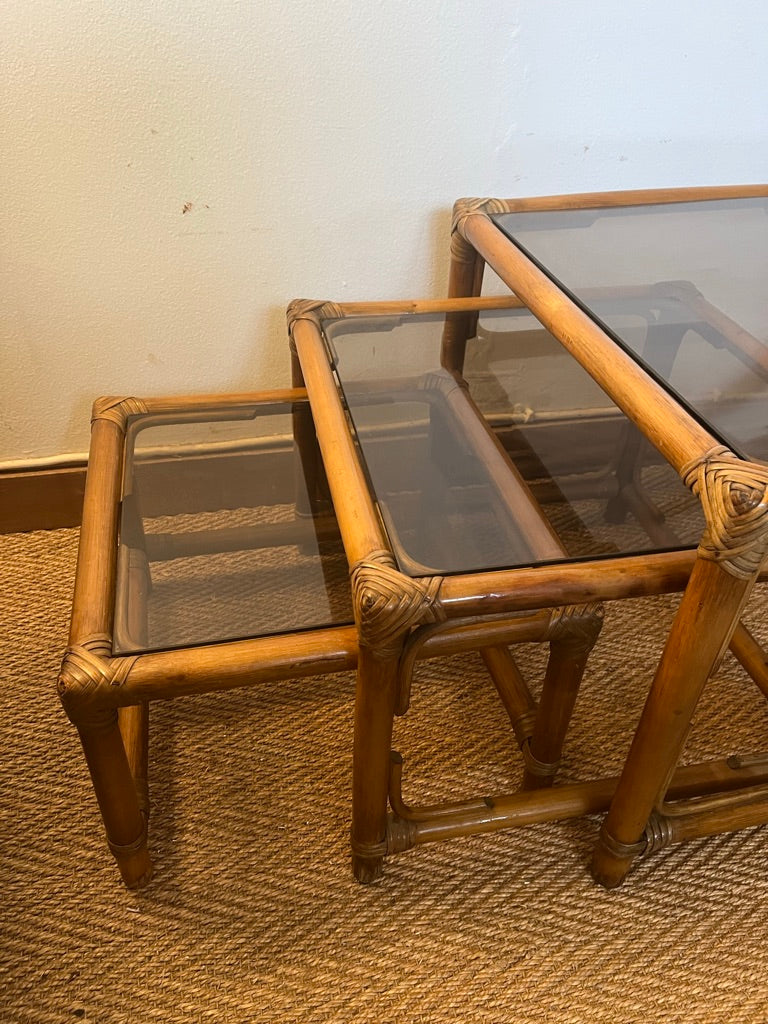 Tables gigognes en rotin et verre fumé vintage