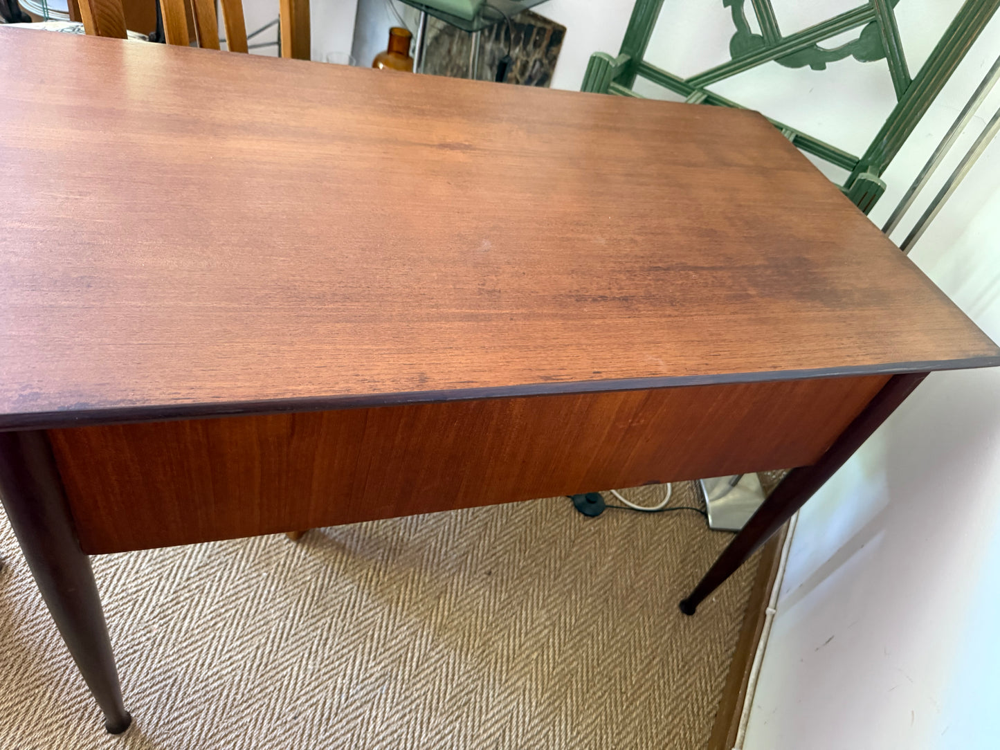 Bureau vintage style scandinave pieds fuselés