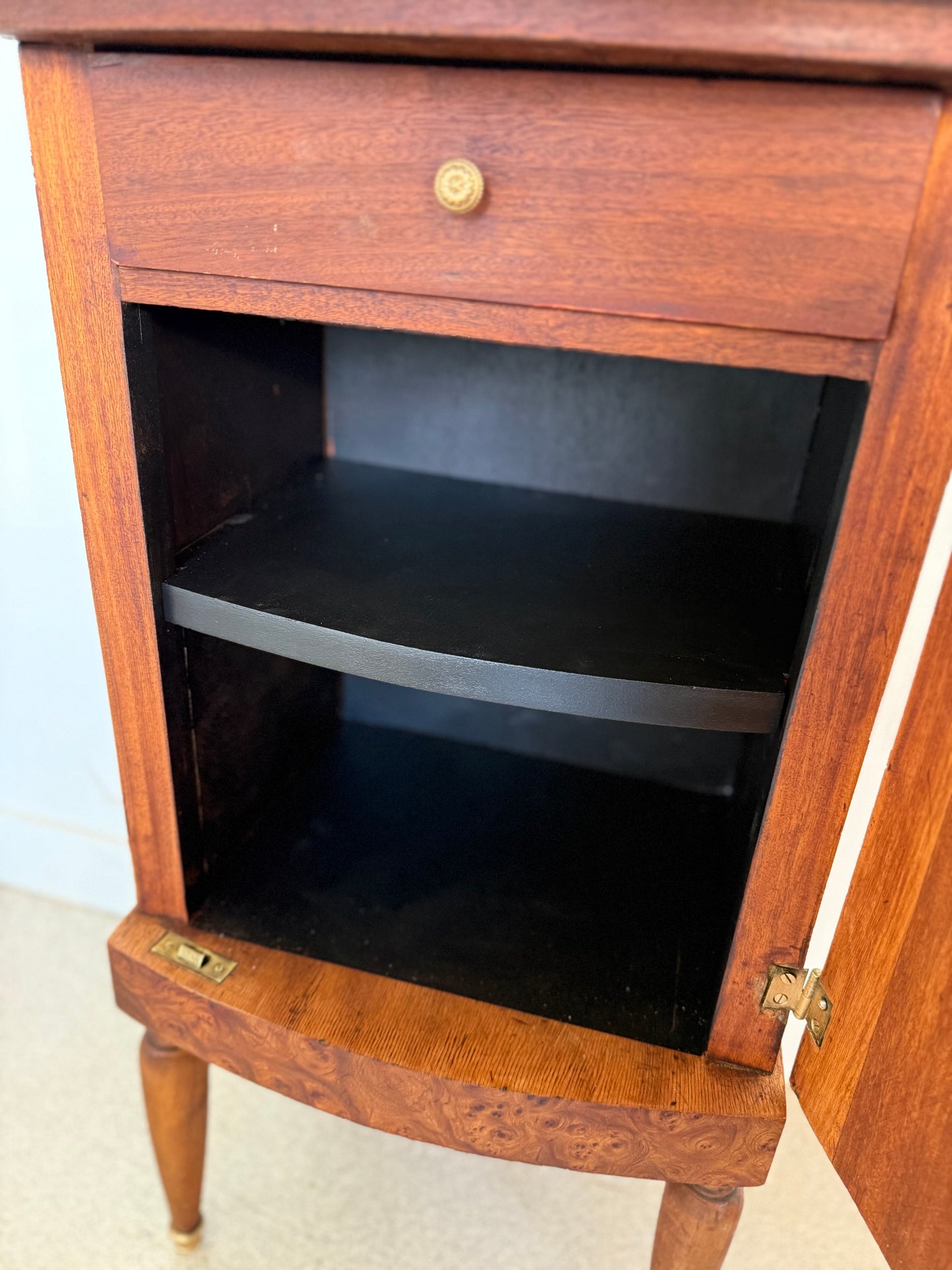 Meuble de chevet / appoint style Louis XVI marqueterie et loupe