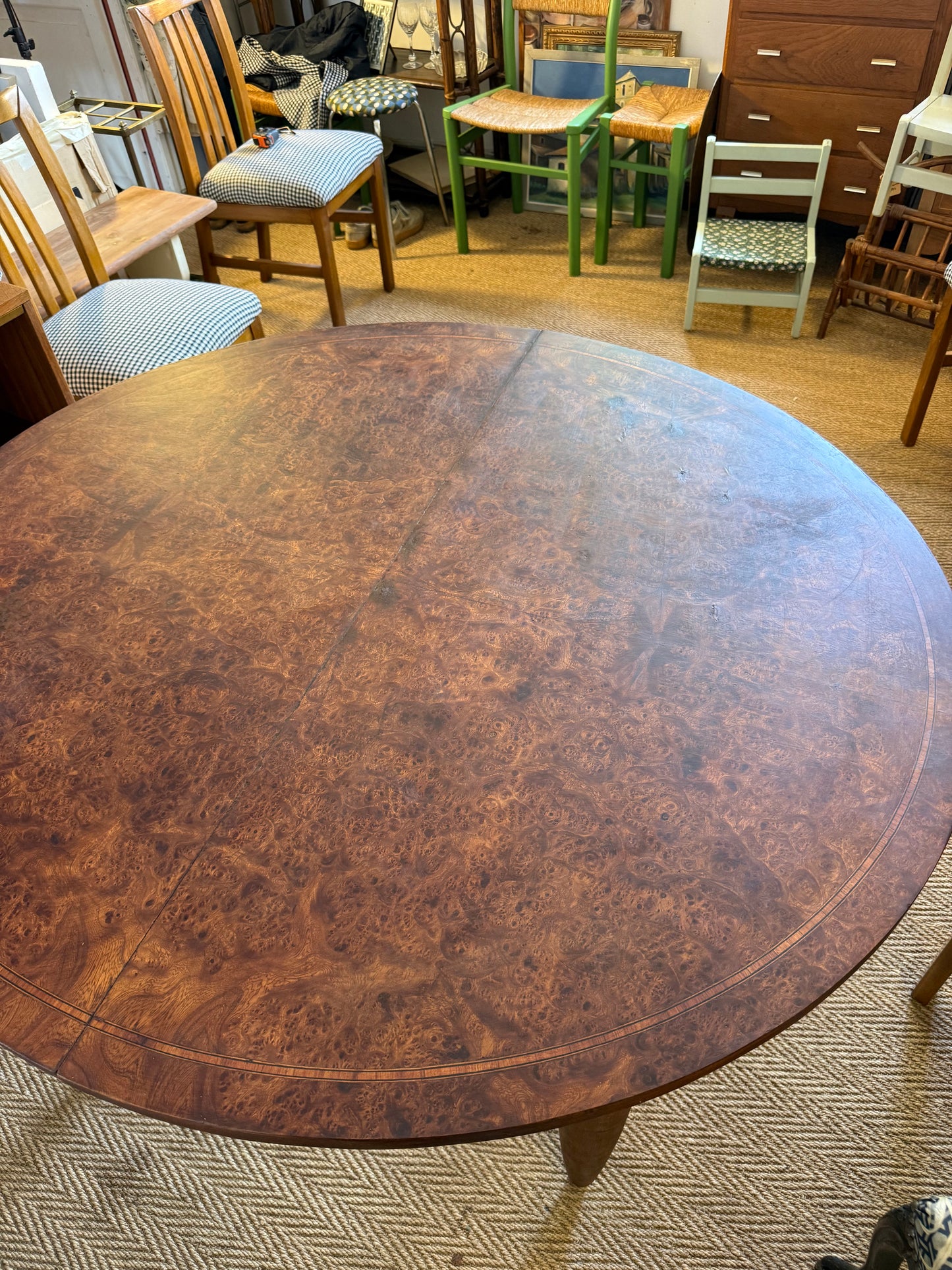 Table à manger ovale extensible en bois et placage en loupe de noyer