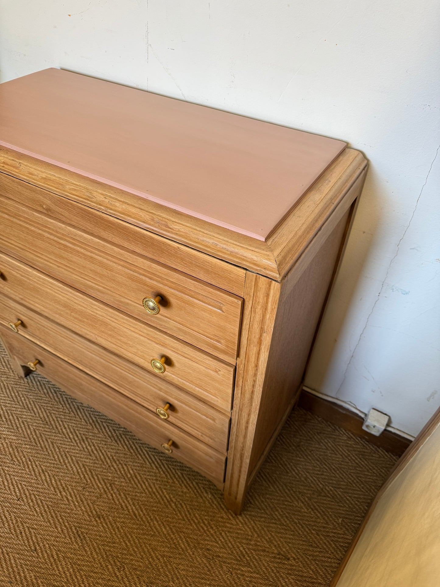 Commode vintage placage chêne et poignées dorées