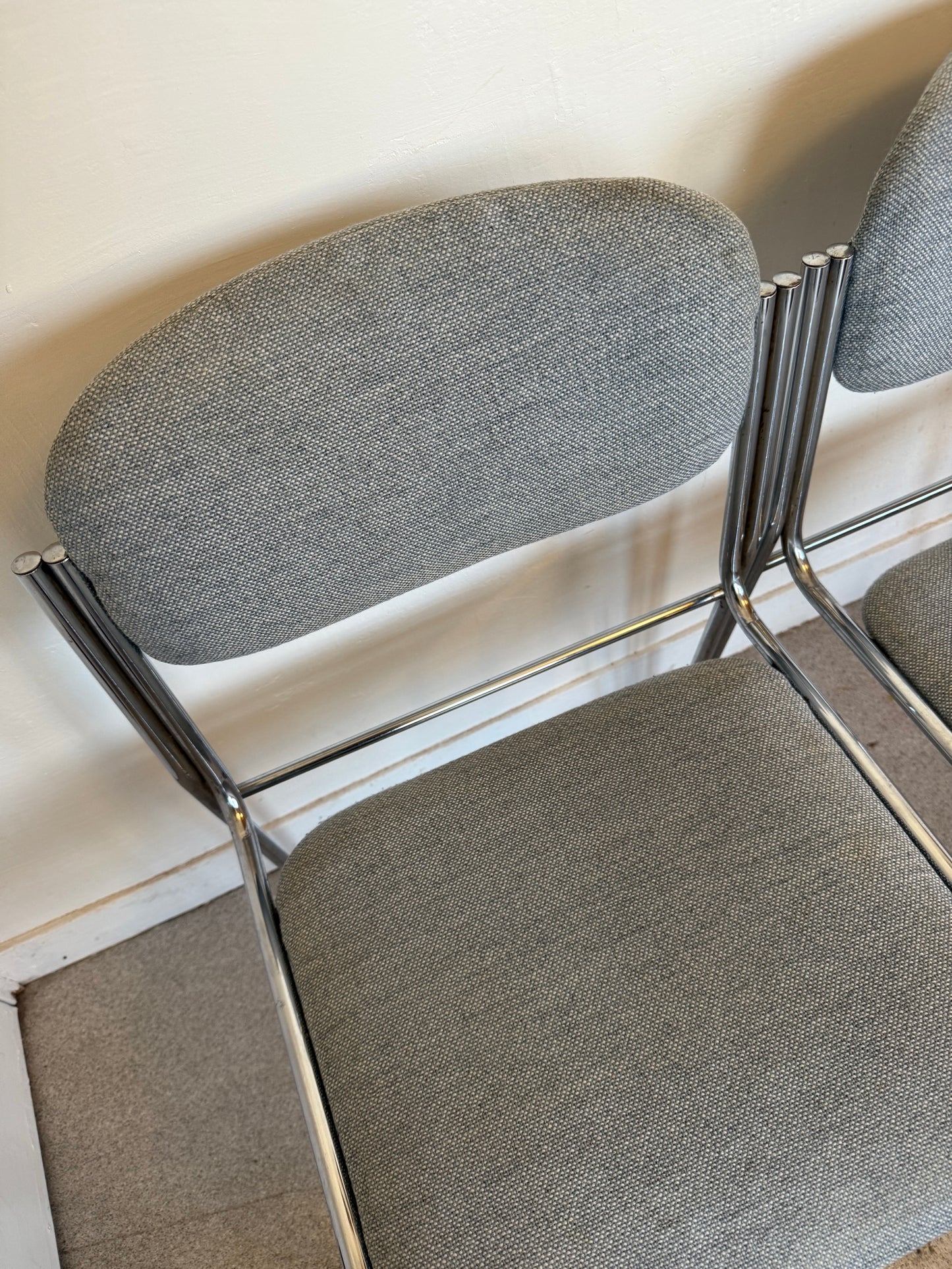 Paire de chaises vintage chrome et tissu tweed bleu clair