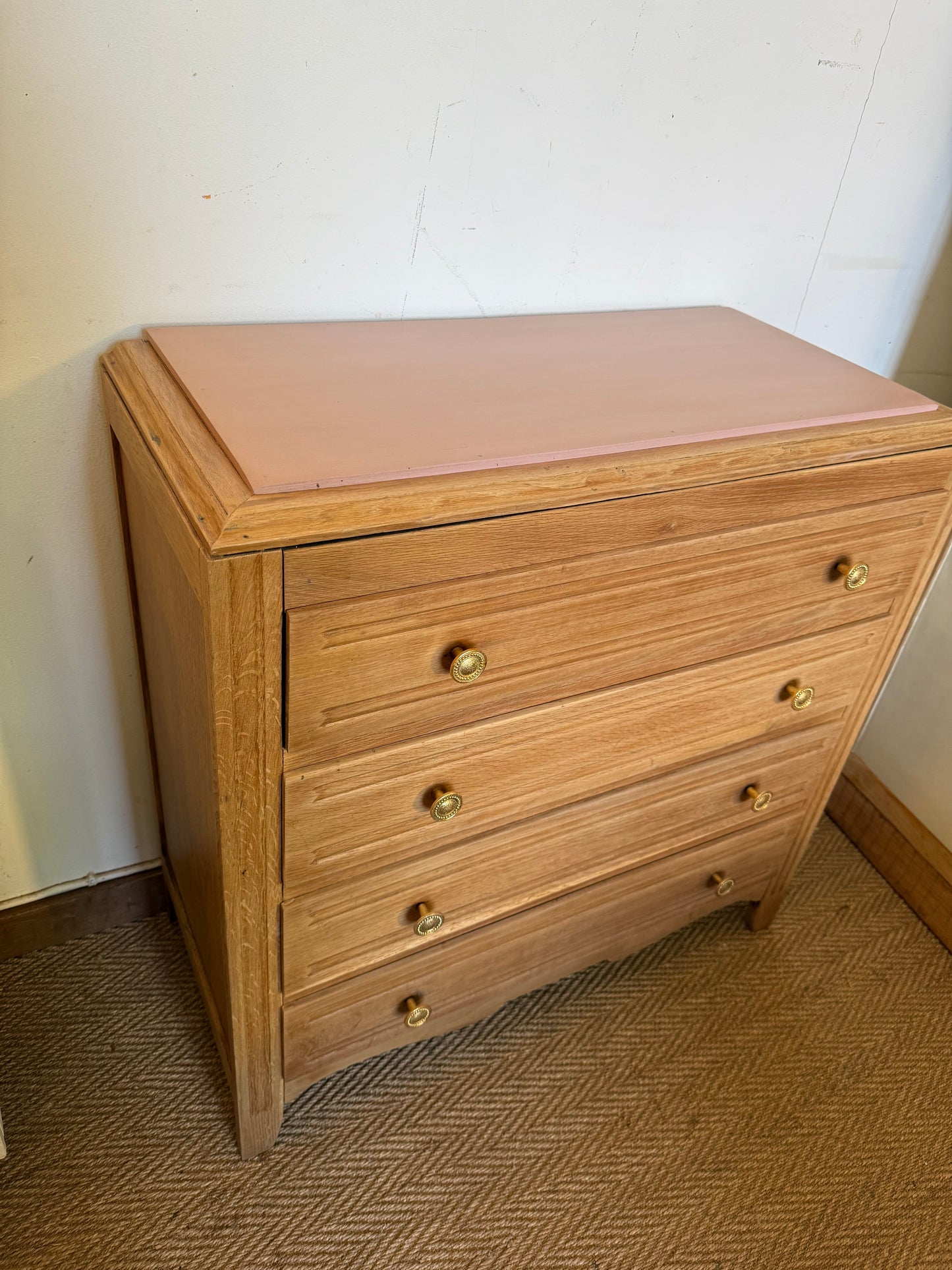 Commode vintage placage chêne et poignées dorées