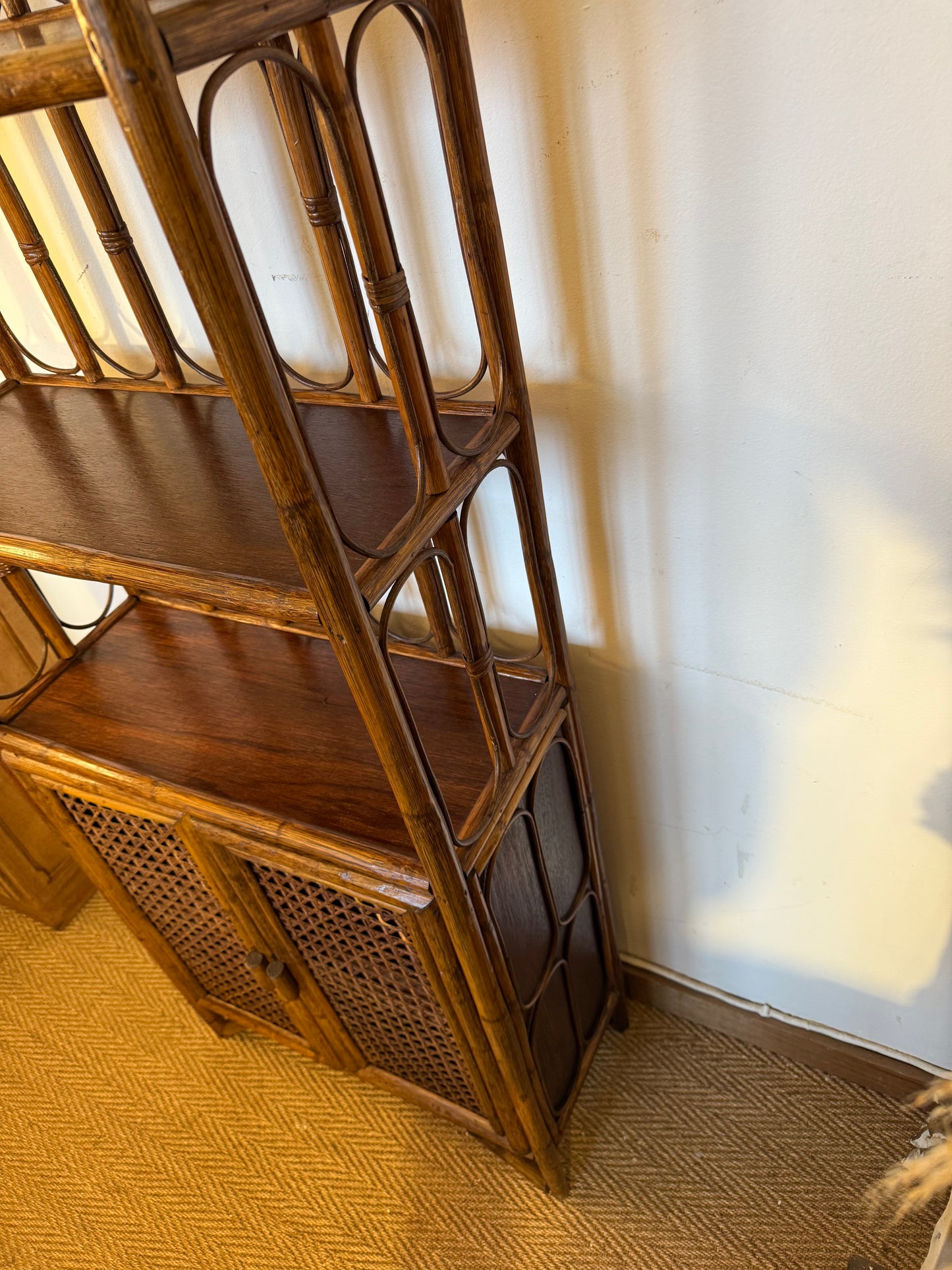 Bibliothèque étagère vintage en rotin et cannage