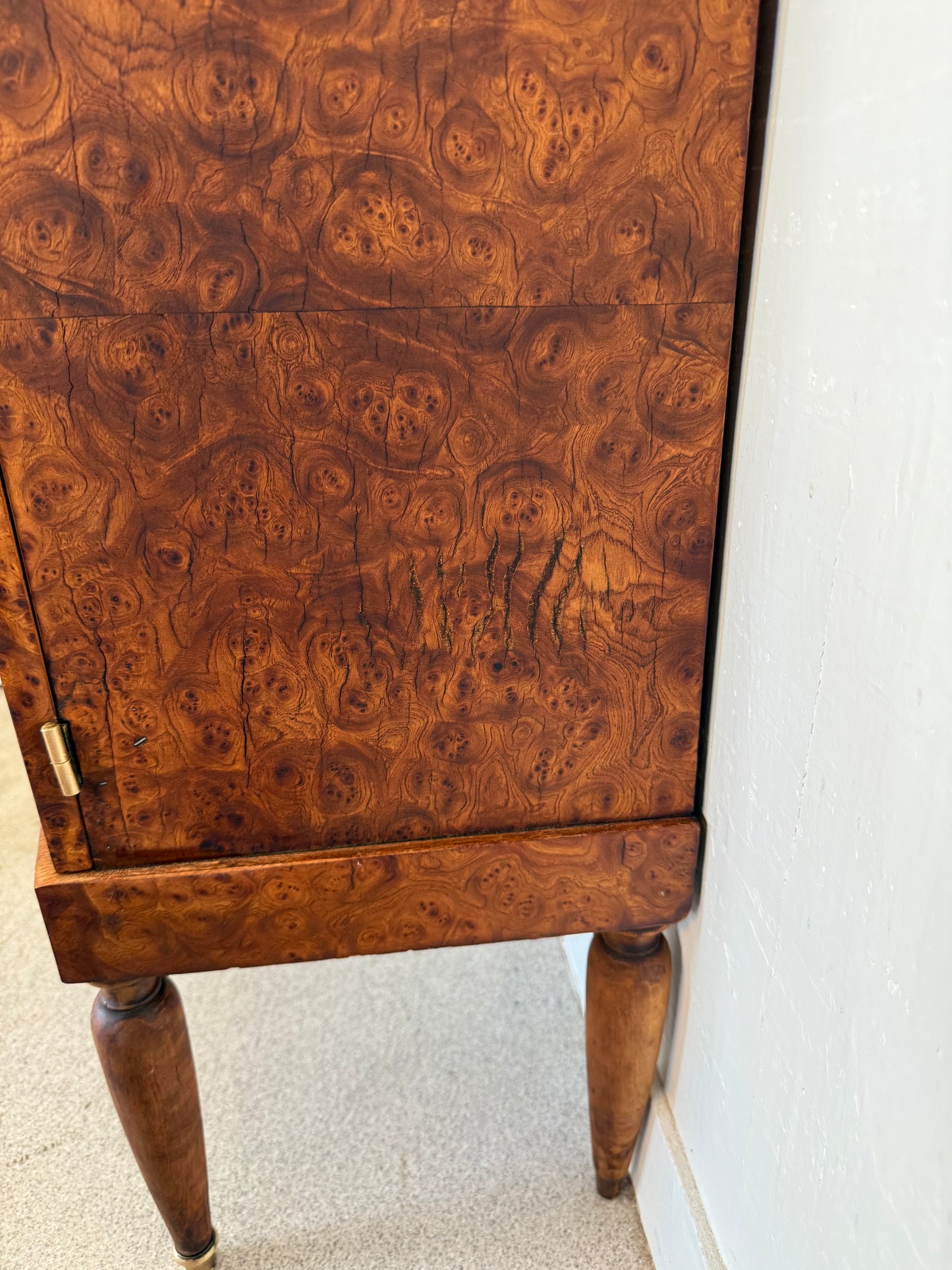 Meuble de chevet / appoint style Louis XVI marqueterie et loupe