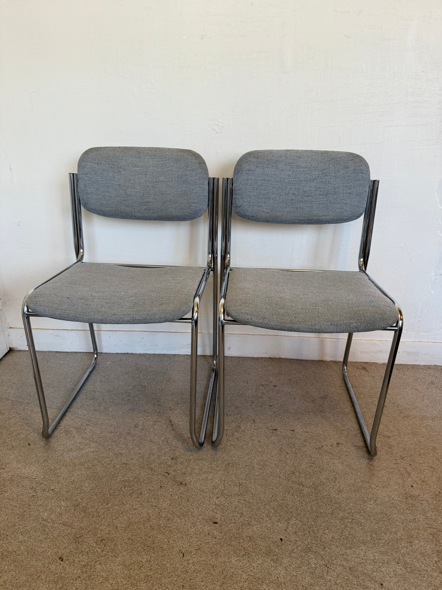Paire de chaises vintage chrome et tissu tweed bleu clair