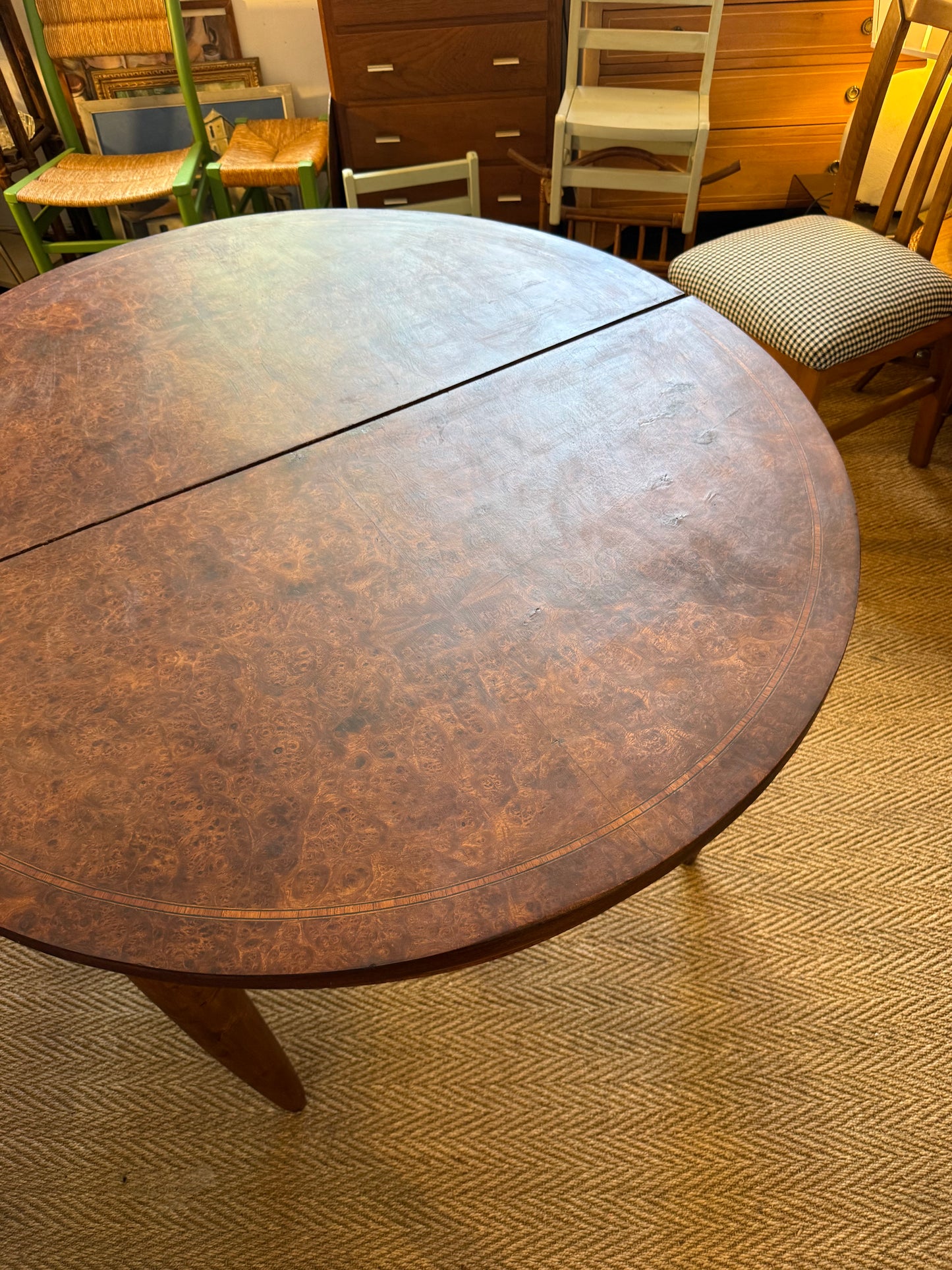 Table à manger ovale extensible en bois et placage en loupe de noyer