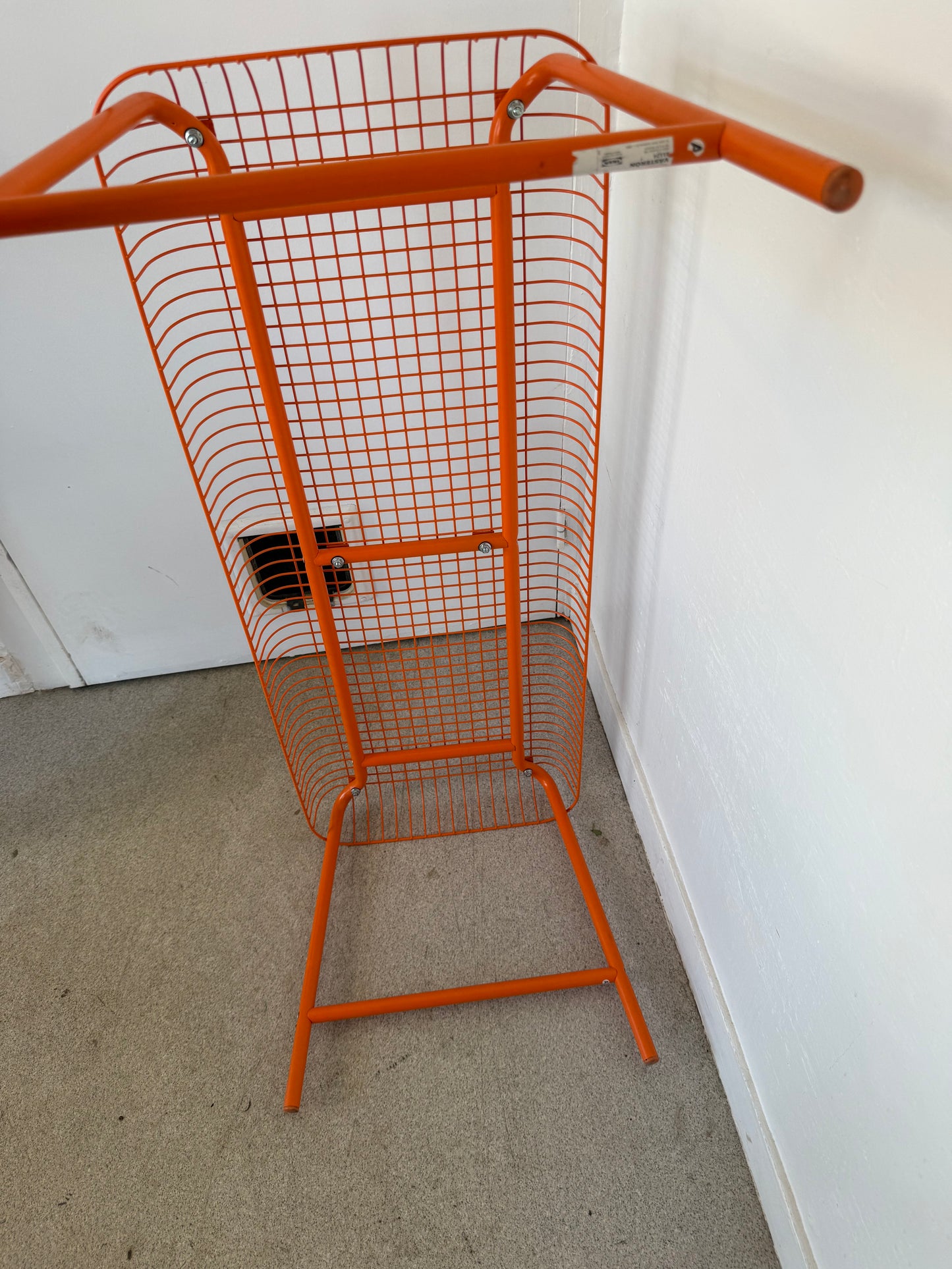 Banc IKEA modèle Vasteron en métal laqué orange