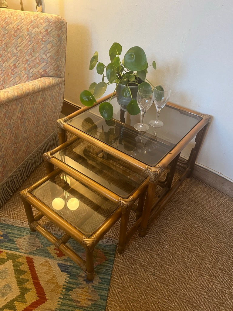 Tables gigognes en rotin et verre fumé vintage