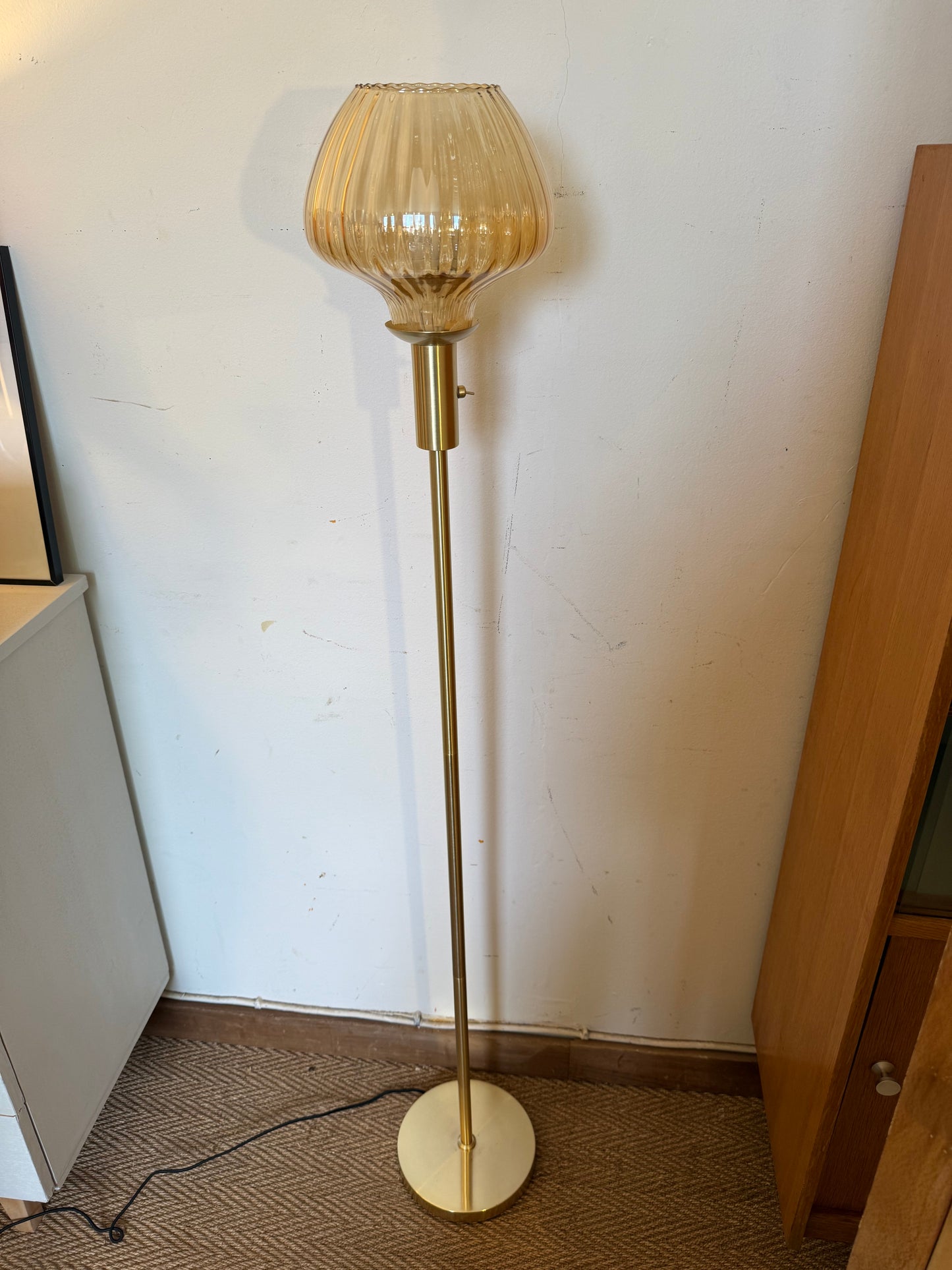 Lampadaire en laiton doré et globe en verre ambré vintage