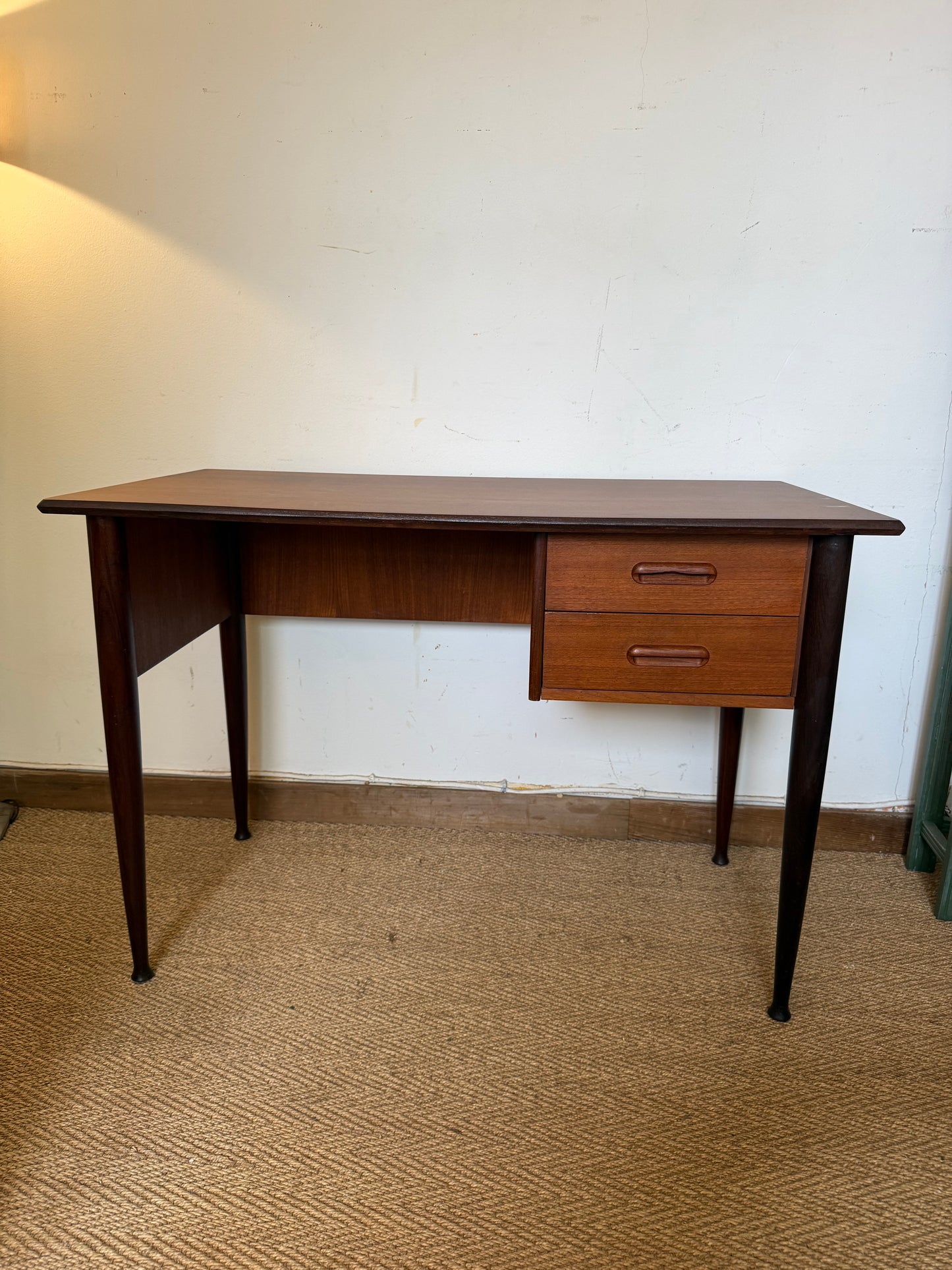 Bureau vintage style scandinave pieds fuselés