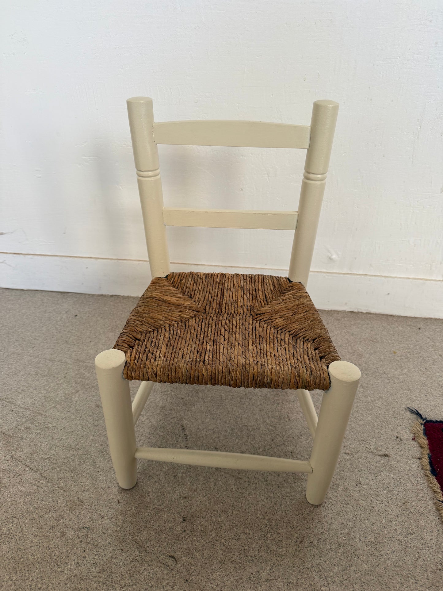 Chaise enfant bois blanc crème et paille