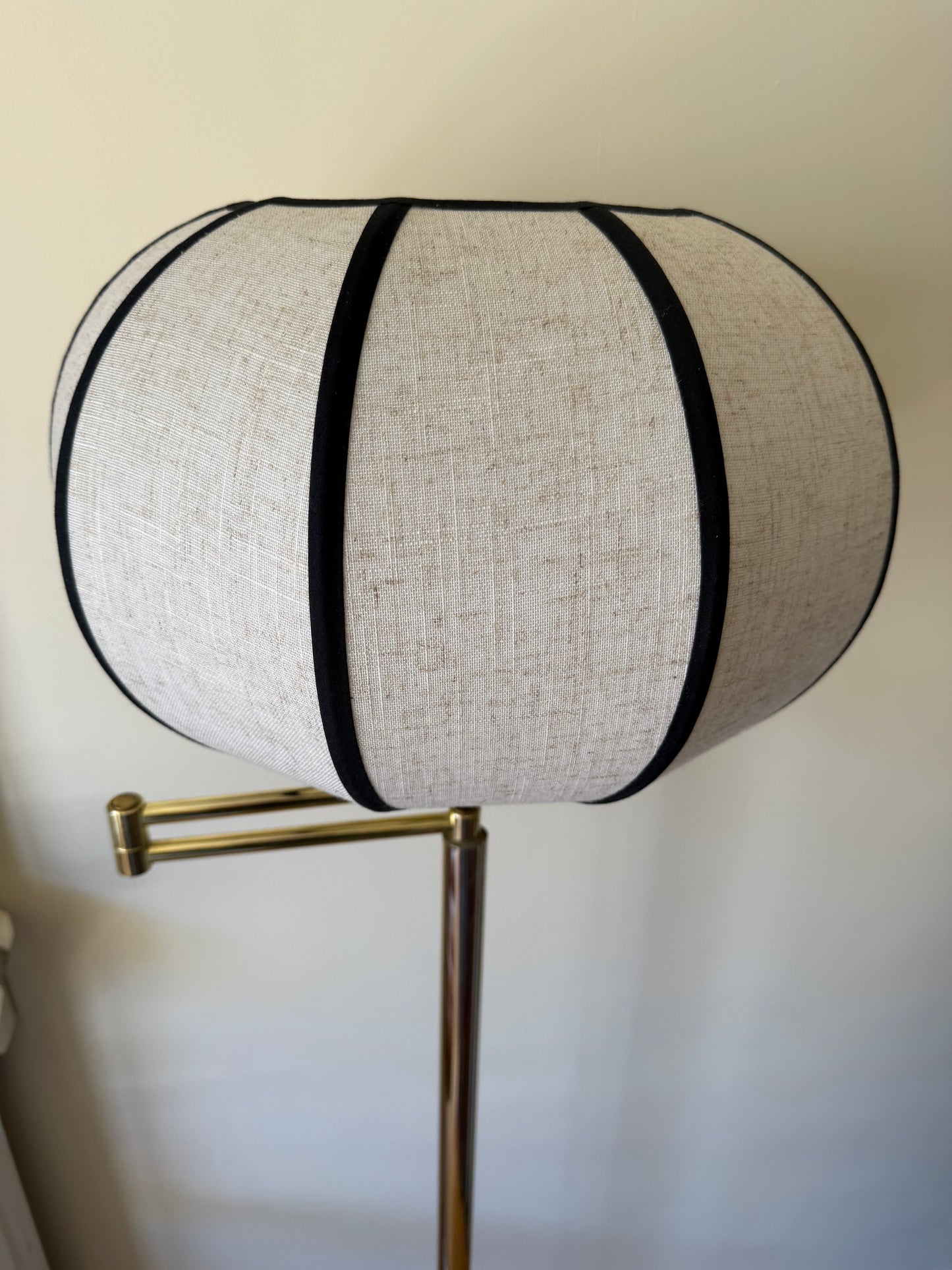 Lampadaire vintage bras articulé laiton doré abat jour lin