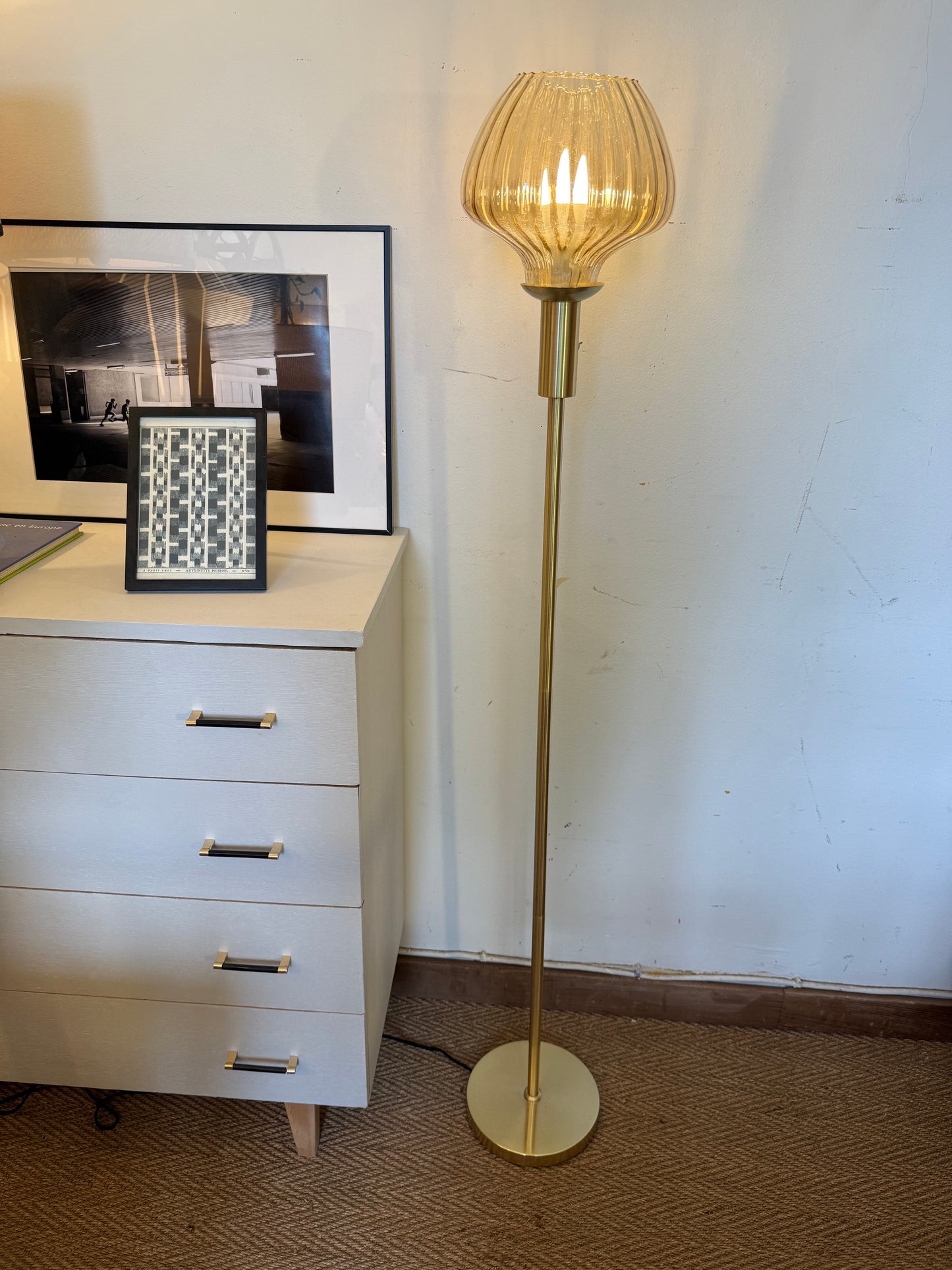 Lampadaire en laiton doré et globe en verre ambré vintage