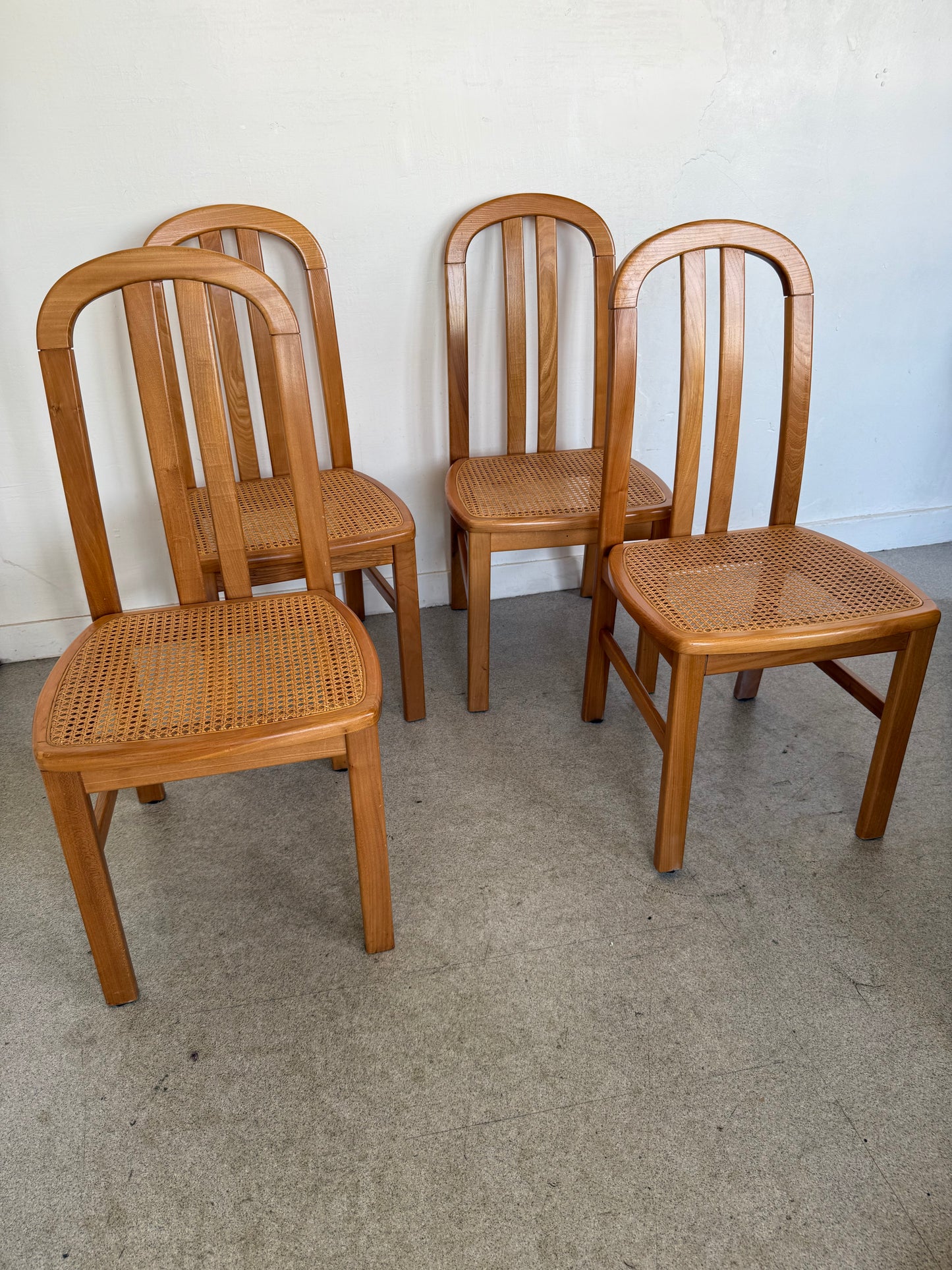Lot de 4 chaises vintage en orme massif et cannage