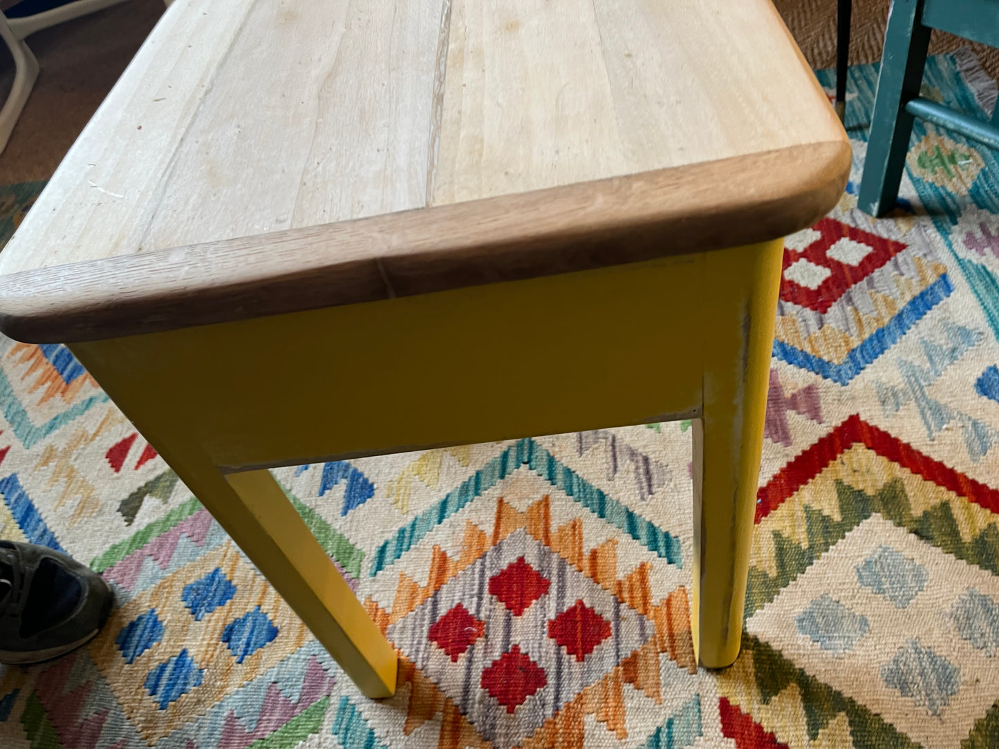 Tabouret coffre vintage en bois patiné jaune