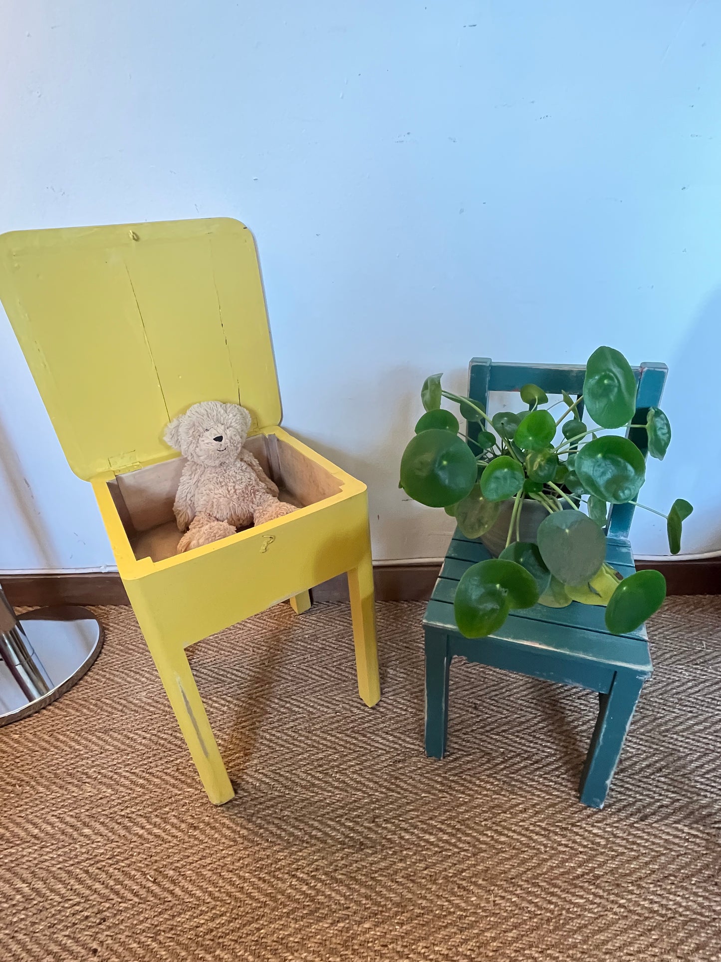 Tabouret coffre vintage en bois patiné jaune