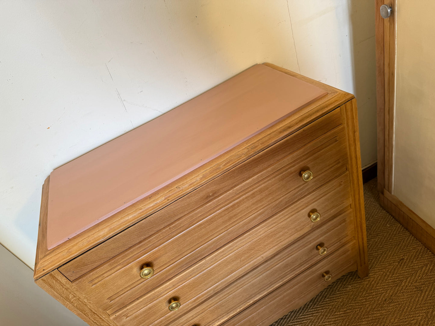Commode vintage placage chêne et poignées dorées