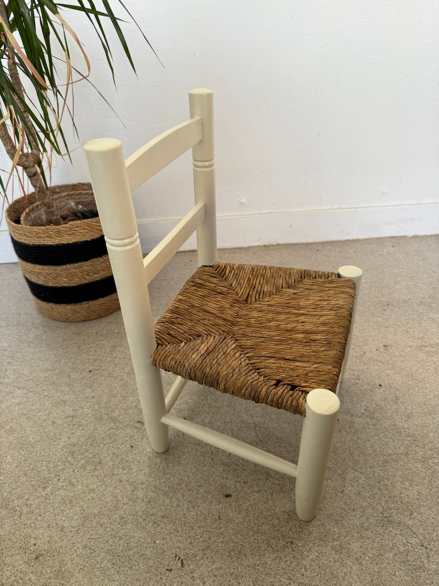 Chaise enfant bois blanc crème et paille