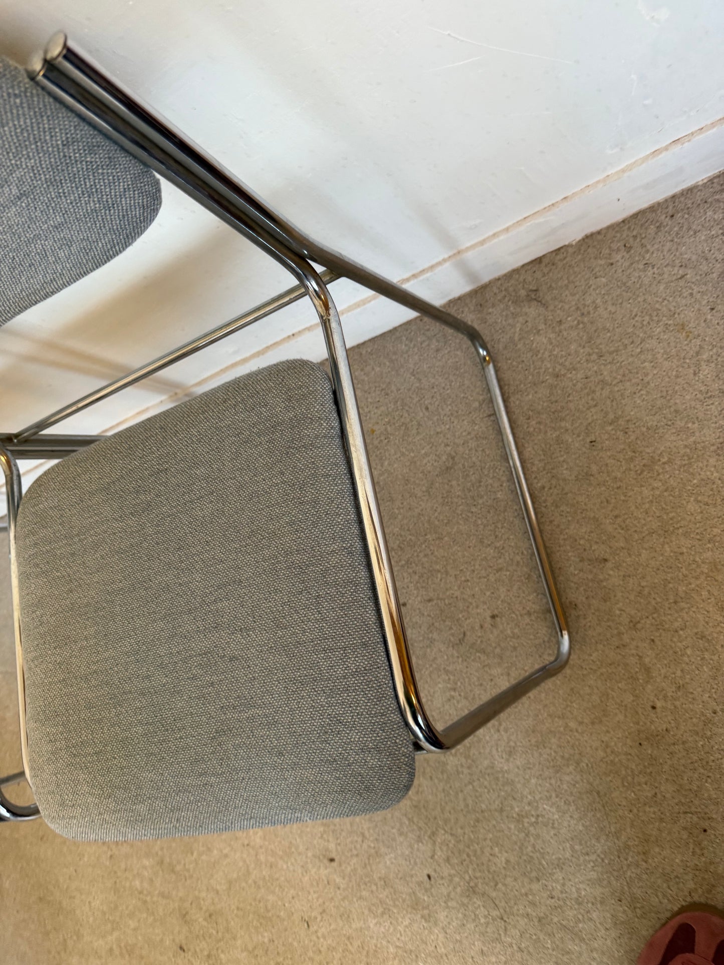 Paire de chaises vintage chrome et tissu tweed bleu clair