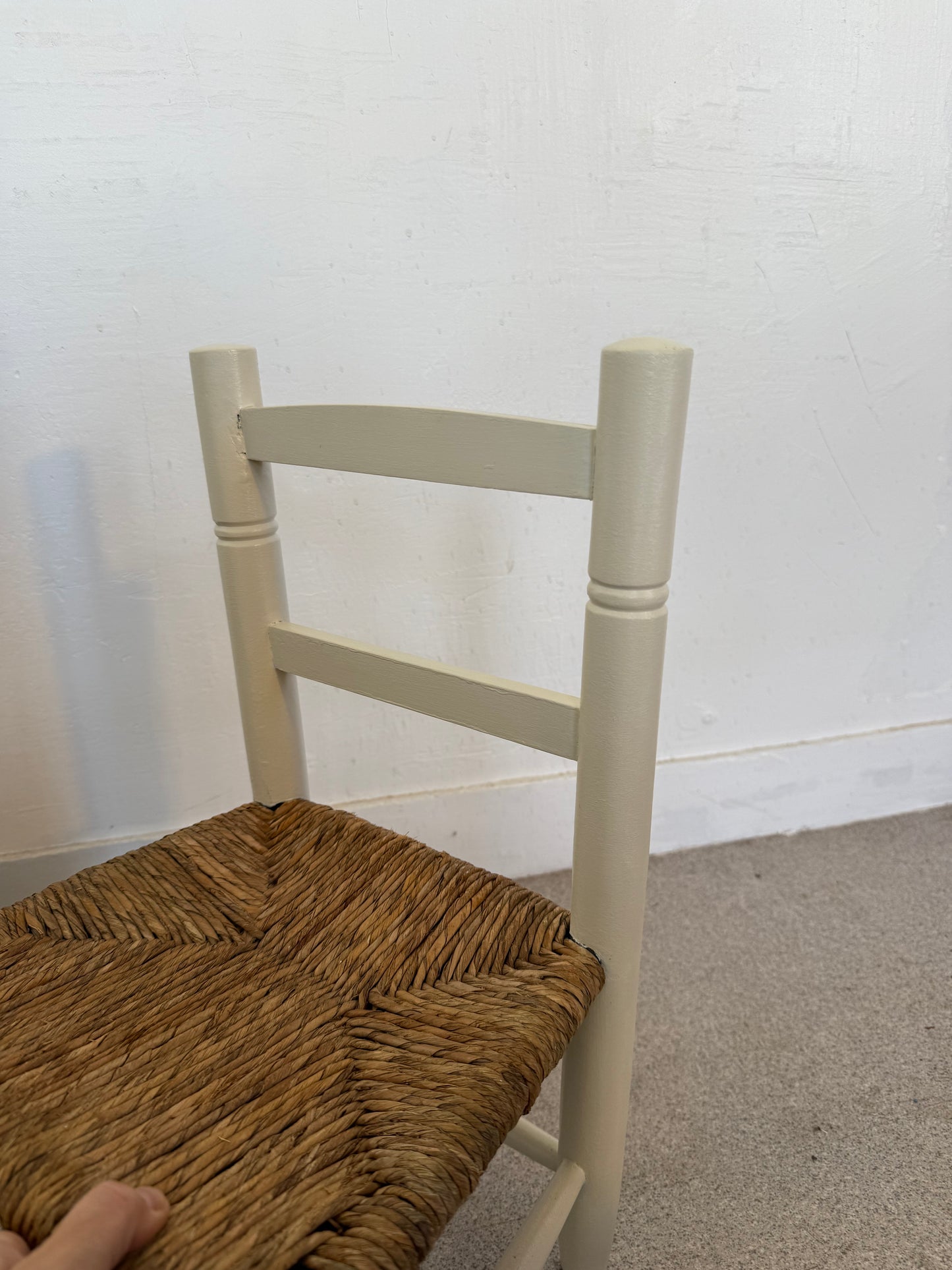 Chaise enfant bois blanc crème et paille
