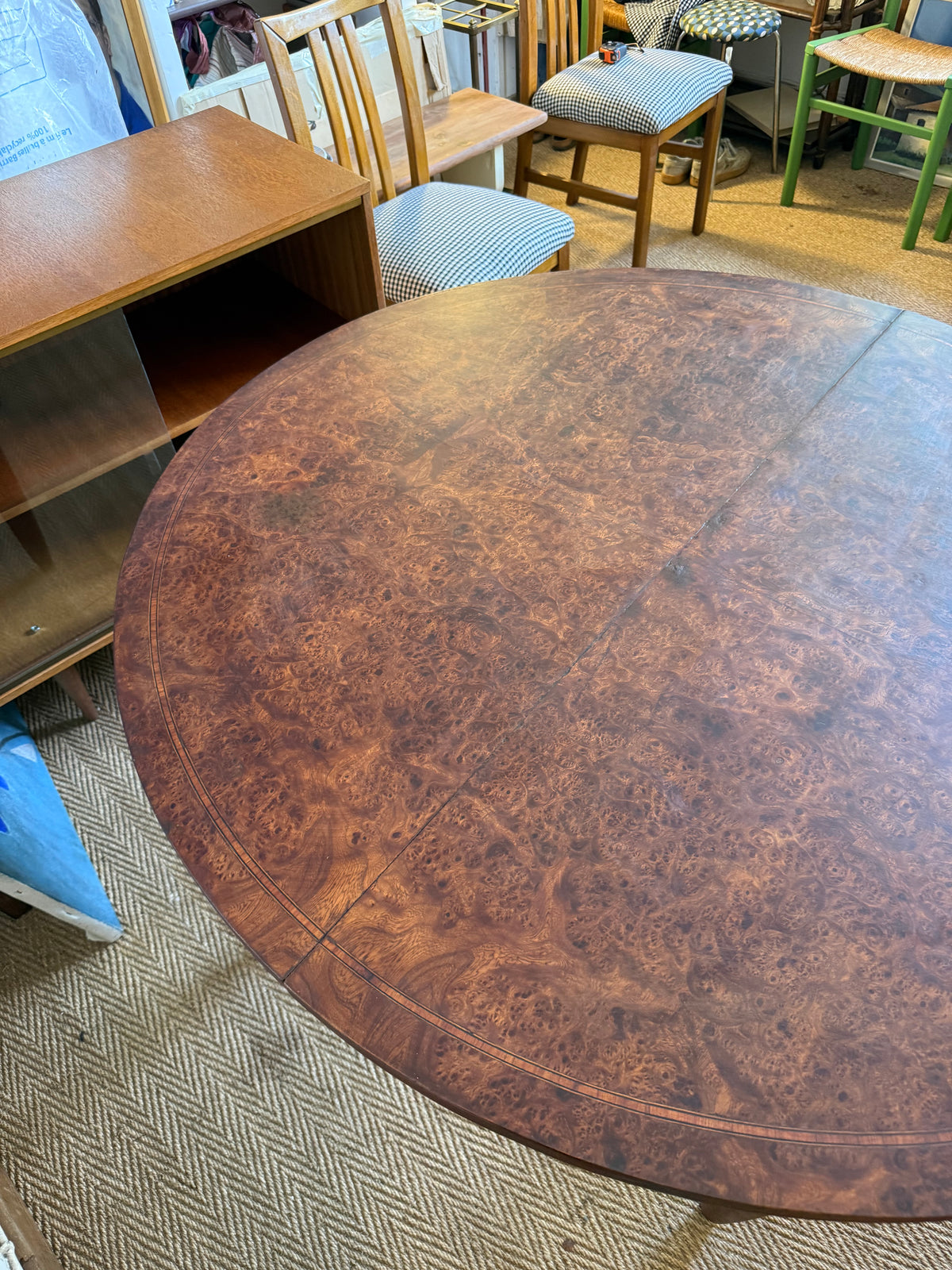 Table à manger ovale extensible en bois et placage en loupe de noyer