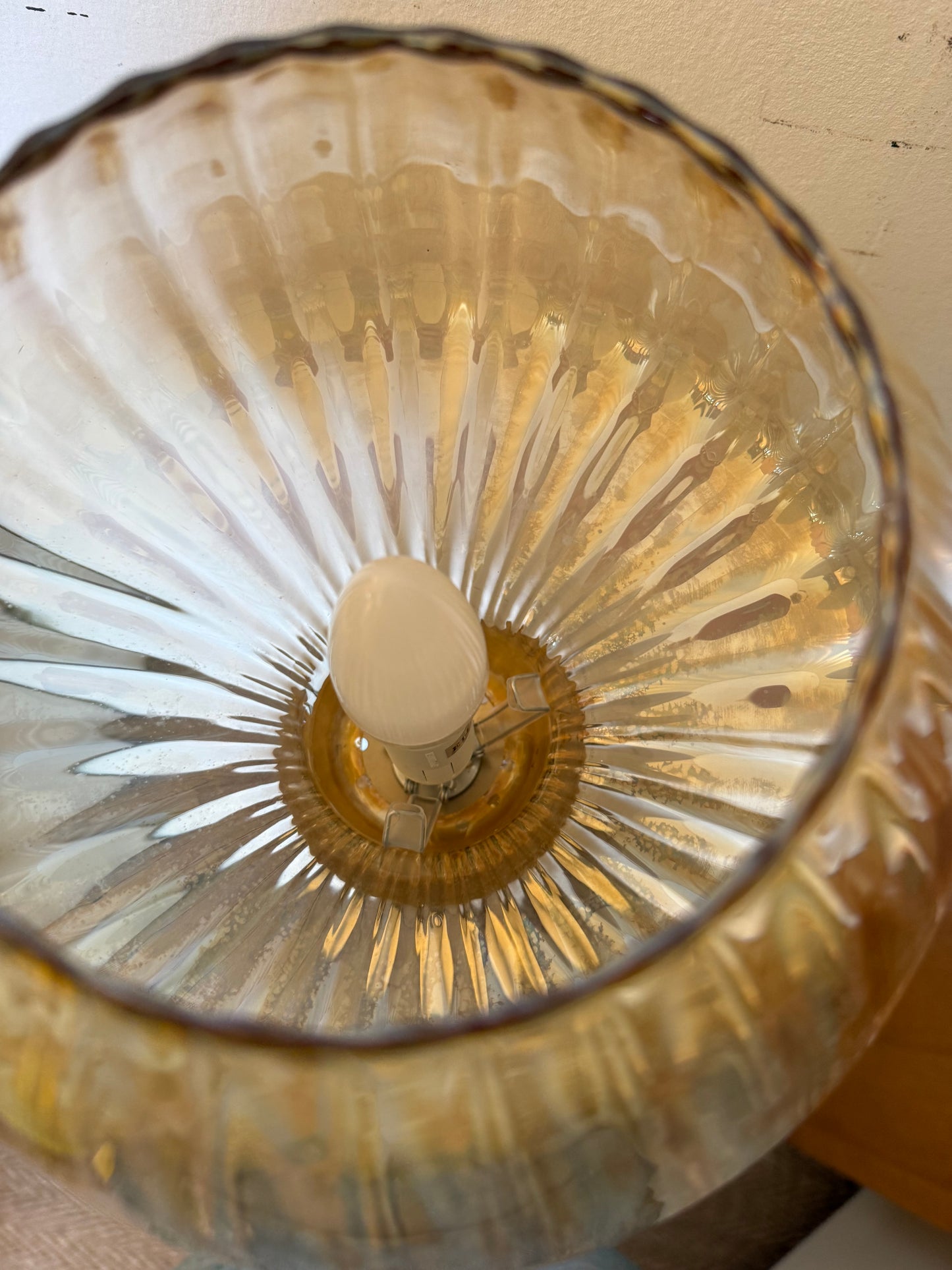 Lampadaire en laiton doré et globe en verre ambré vintage