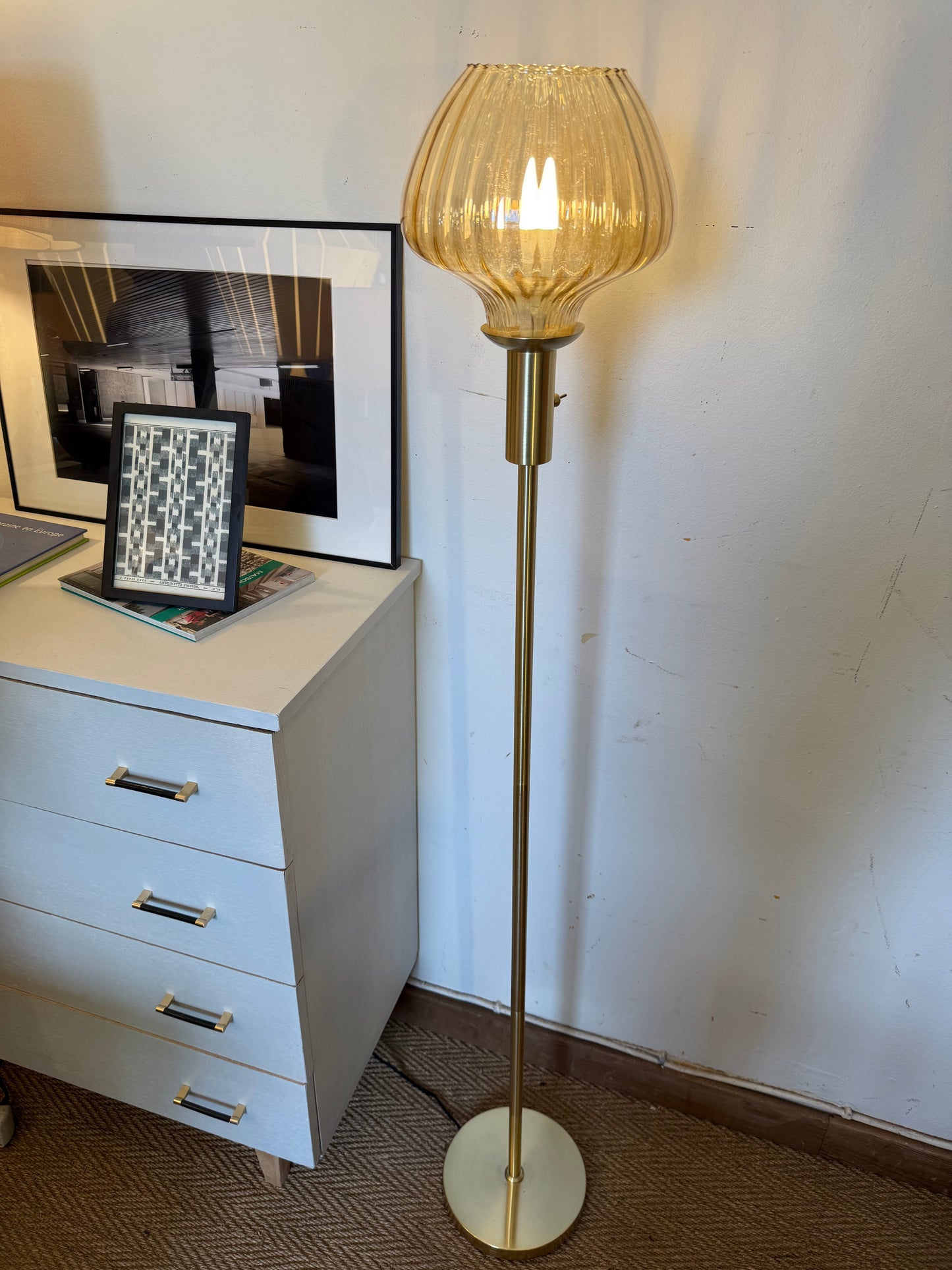 Lampadaire en laiton doré et globe en verre ambré vintage