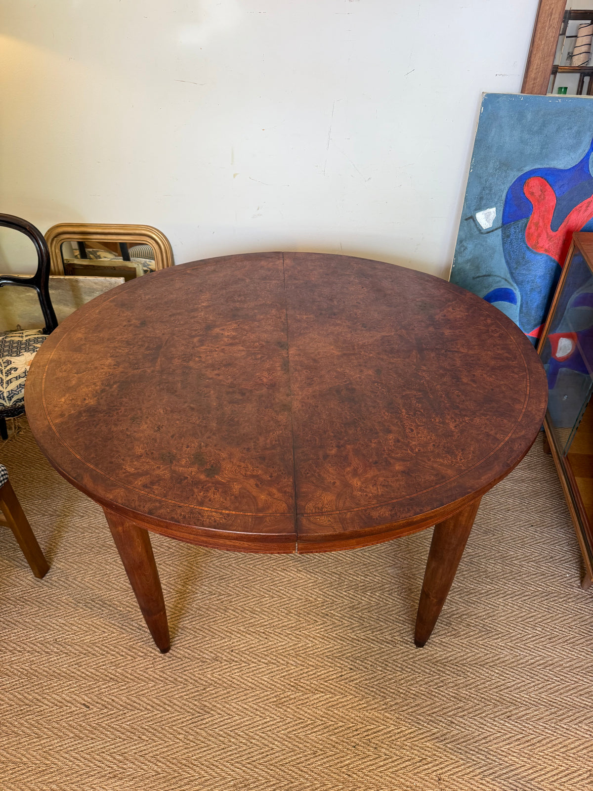 Table à manger ovale extensible en bois et placage en loupe de noyer