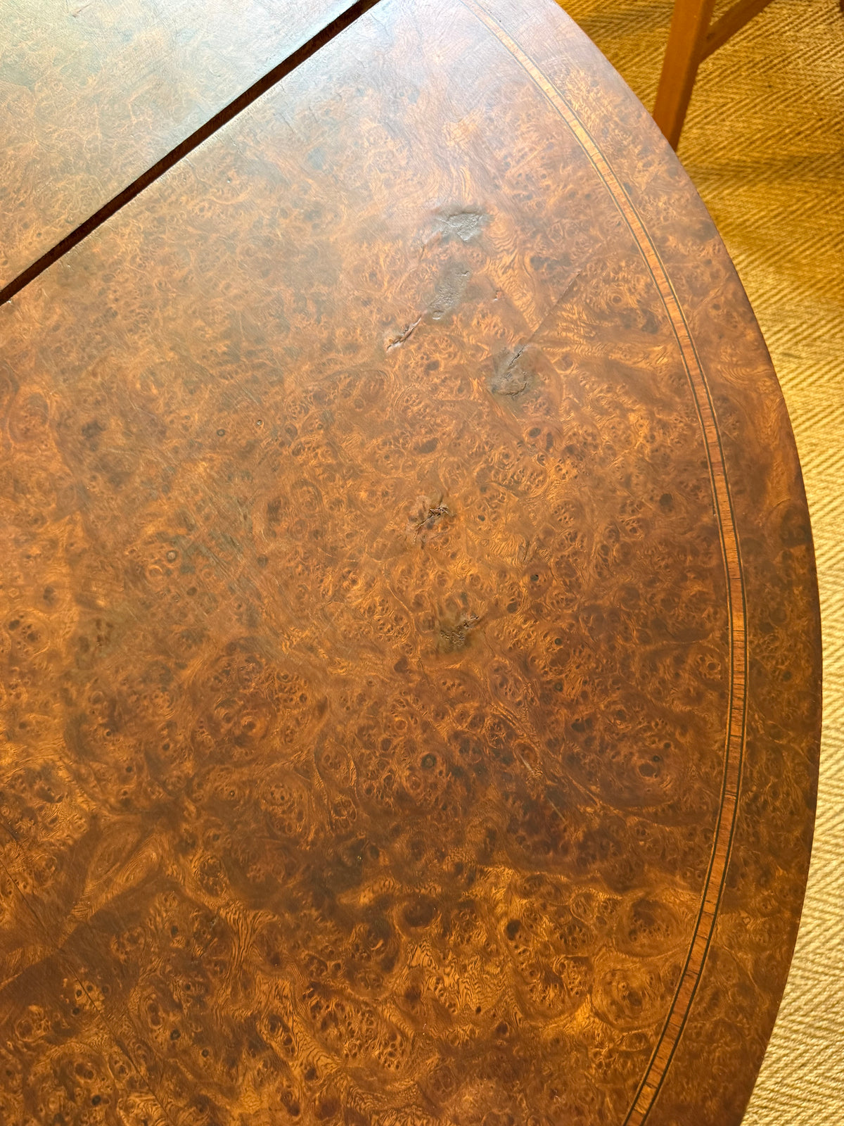 Table à manger ovale extensible en bois et placage en loupe de noyer