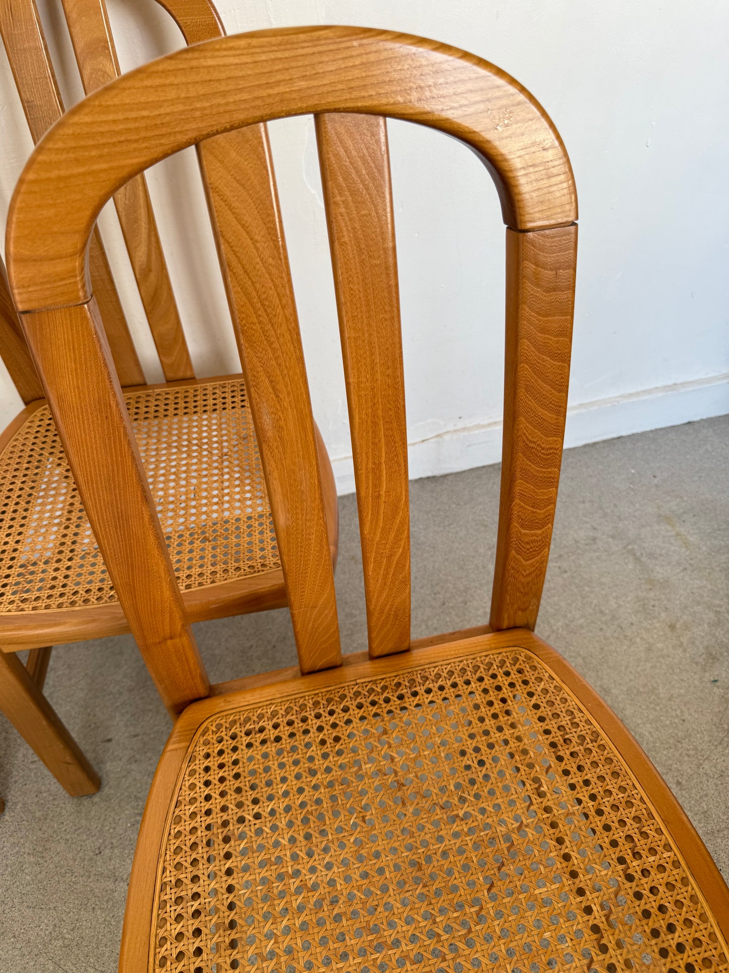 Lot de 4 chaises vintage en orme massif et cannage