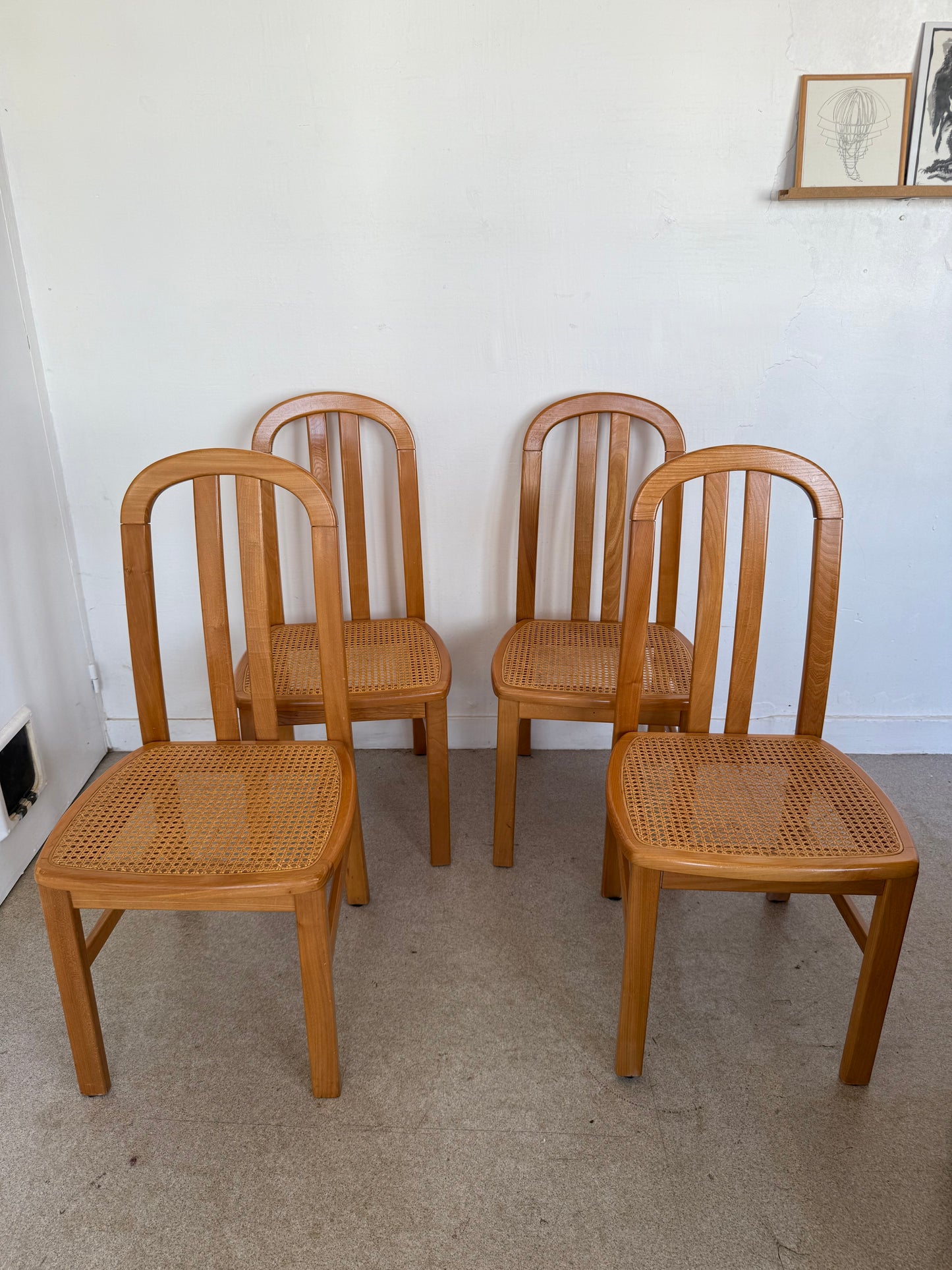 Lot de 4 chaises vintage en orme massif et cannage