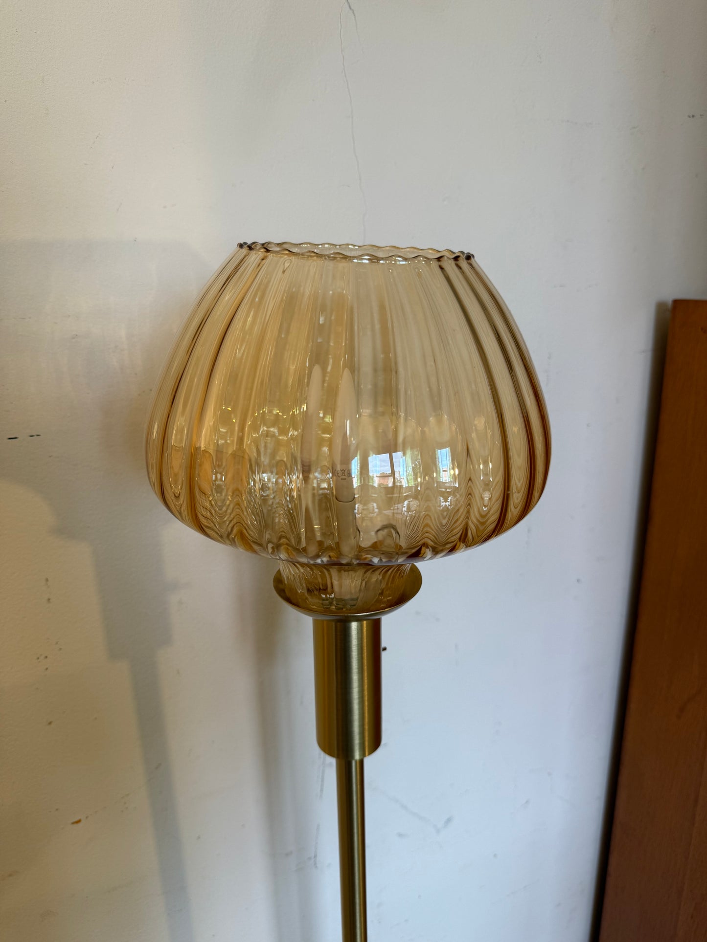 Lampadaire en laiton doré et globe en verre ambré vintage