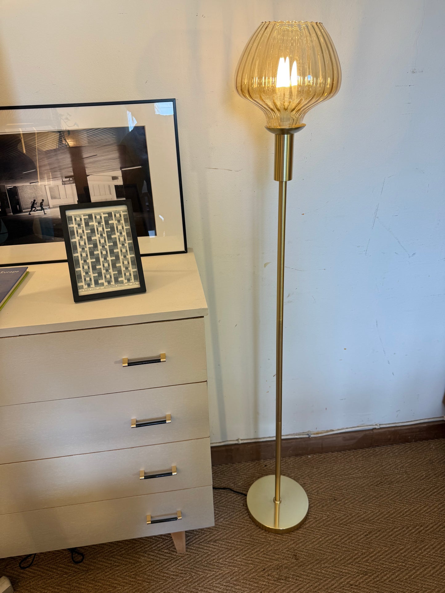 Lampadaire en laiton doré et globe en verre ambré vintage