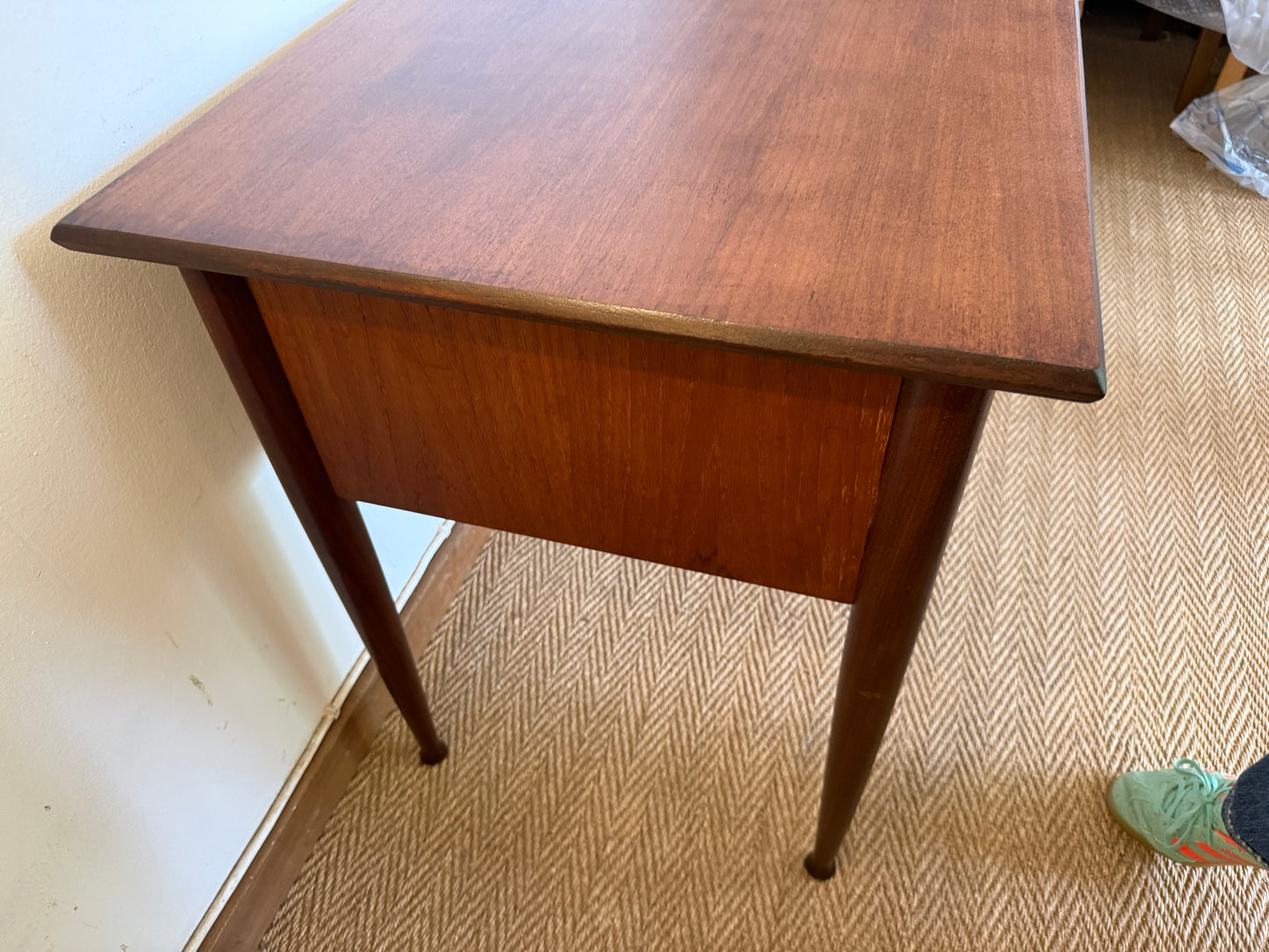 Bureau vintage style scandinave pieds fuselés