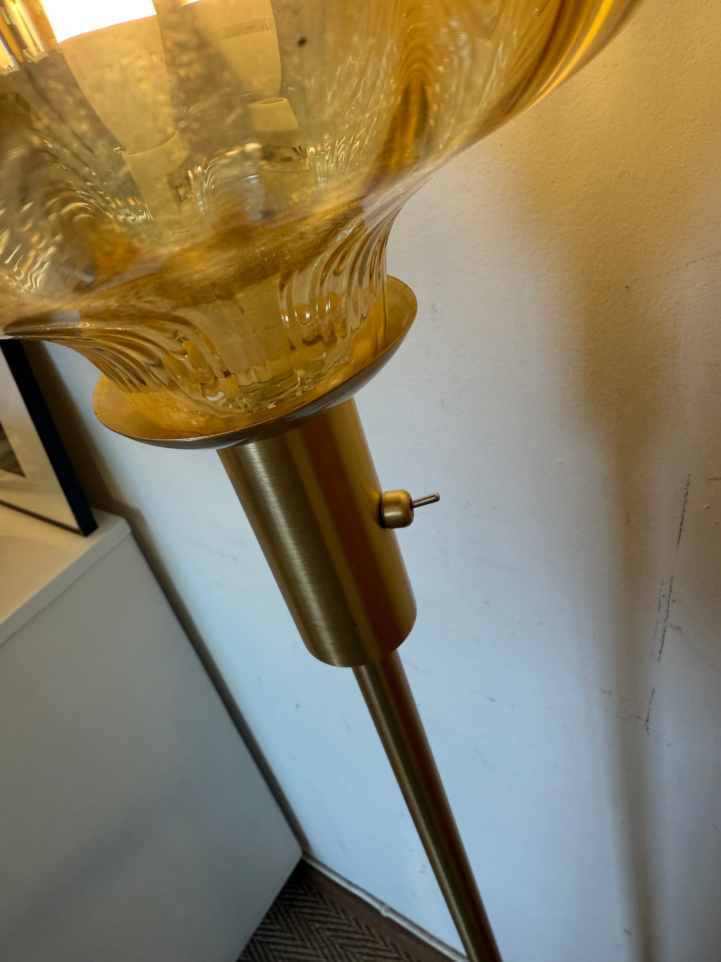 Lampadaire en laiton doré et globe en verre ambré vintage