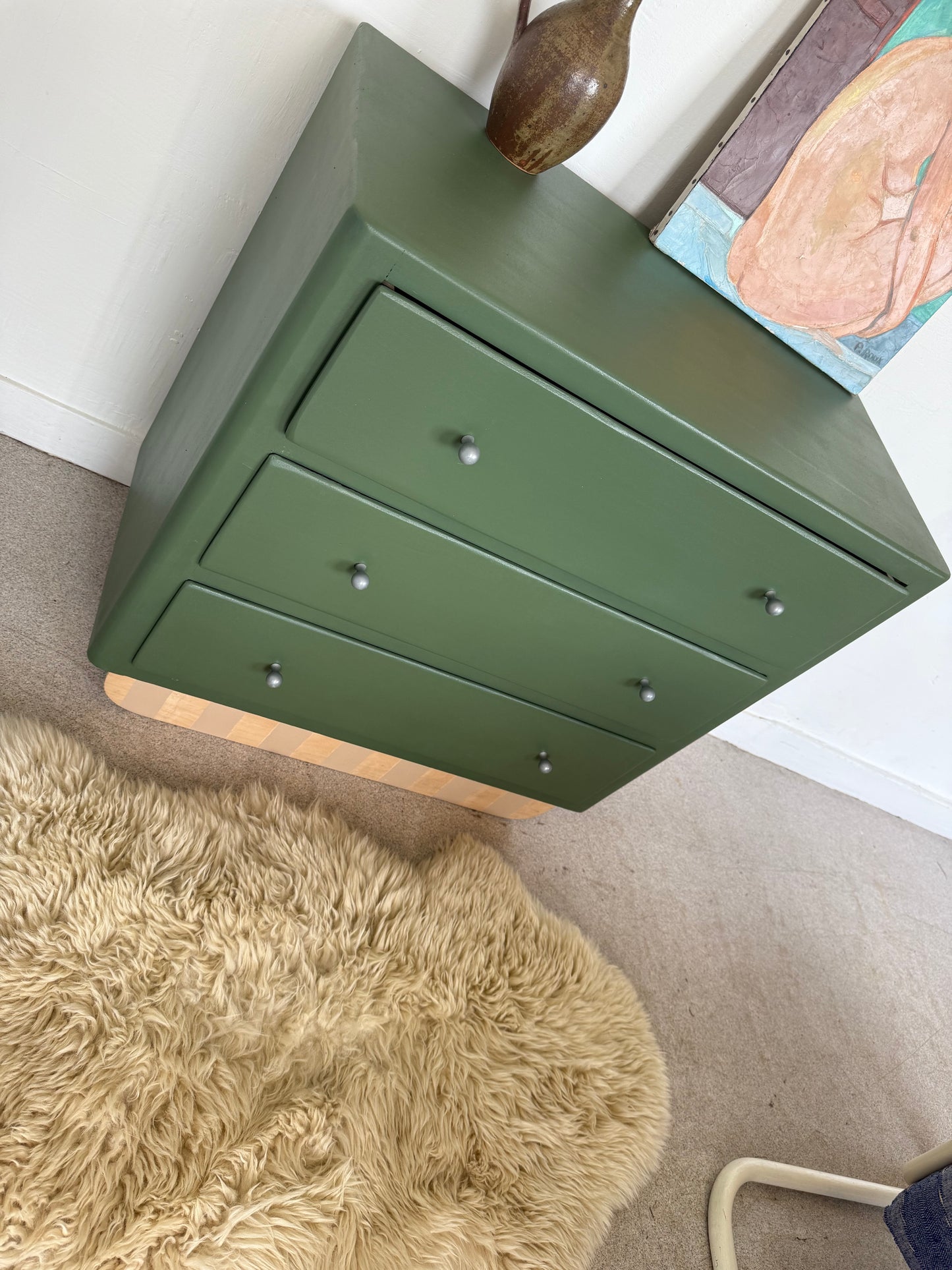 Commode vintage vert olive piètement rayé