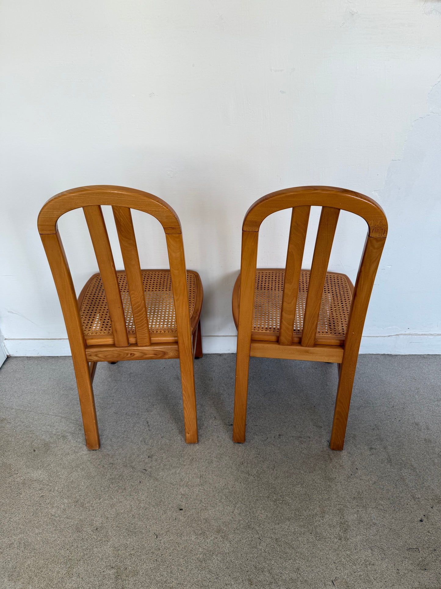 Lot de 4 chaises vintage en orme massif et cannage