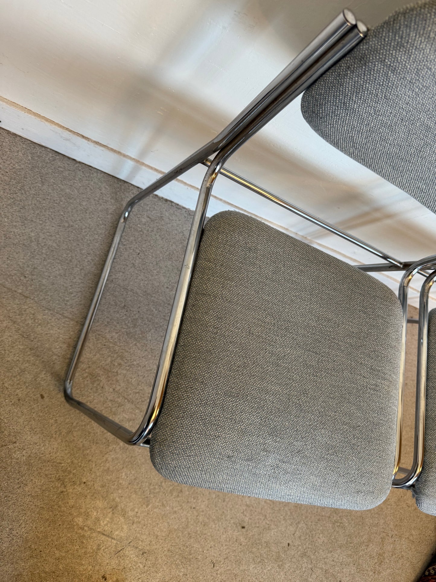 Paire de chaises vintage chrome et tissu tweed bleu clair